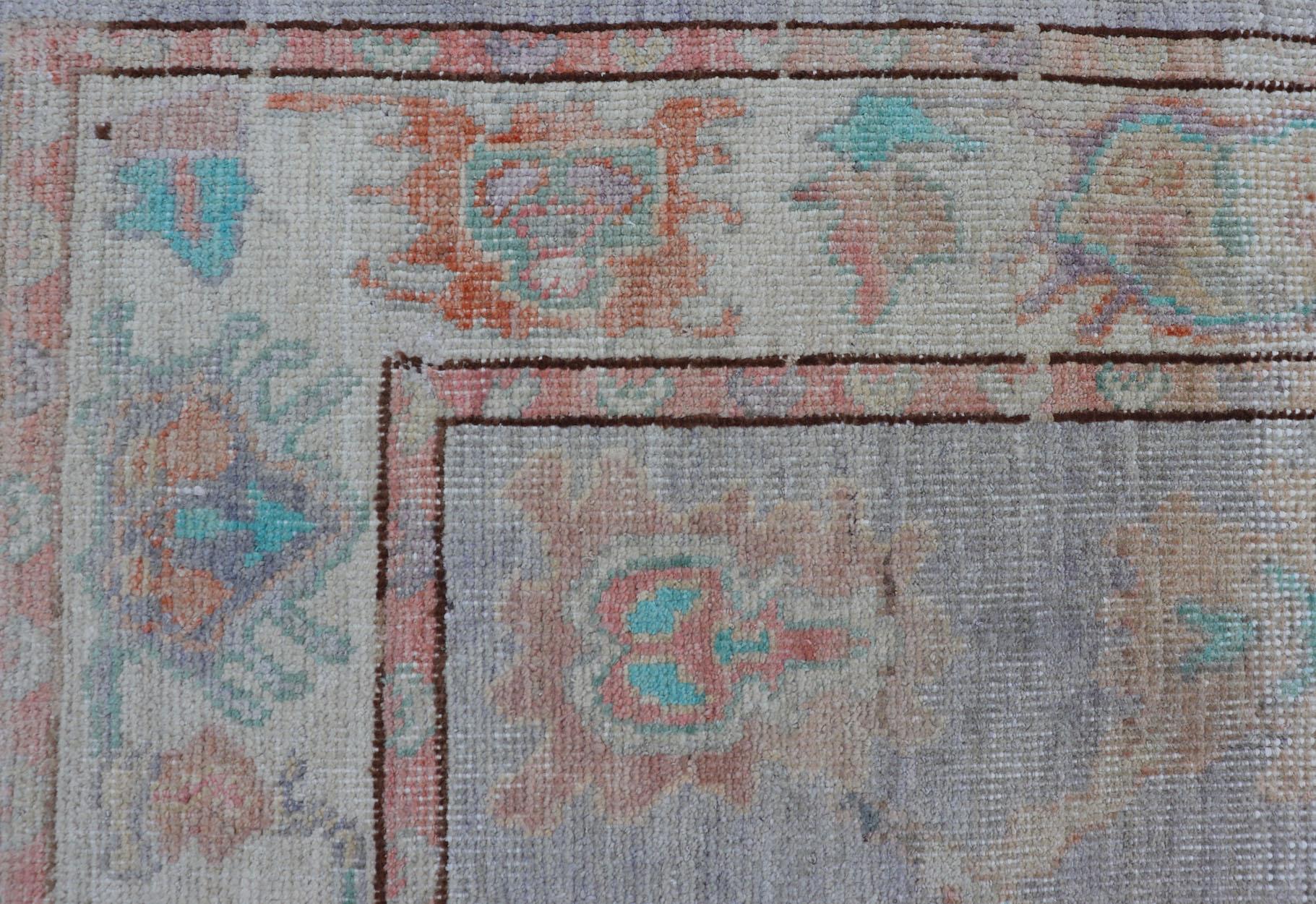 Tejido afgano Keivan Woven Arts Oushak sobre fondo crema claro 4'2