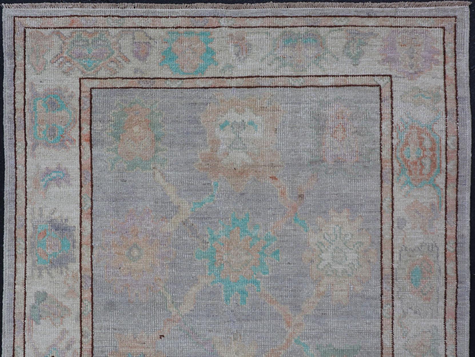 Tejido afgano Keivan Woven Arts Oushak sobre fondo crema claro 4'2