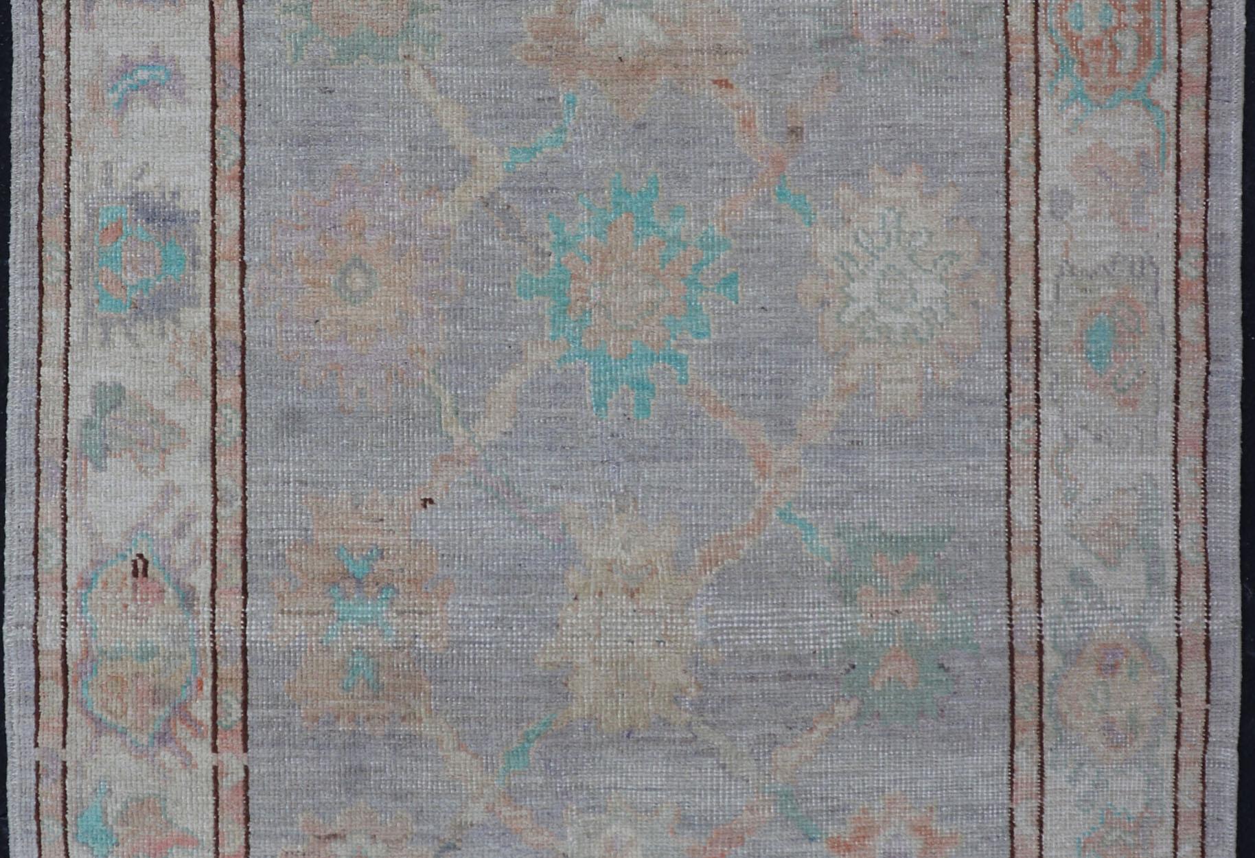 Tejido afgano Keivan Woven Arts Oushak sobre fondo crema claro 4'2