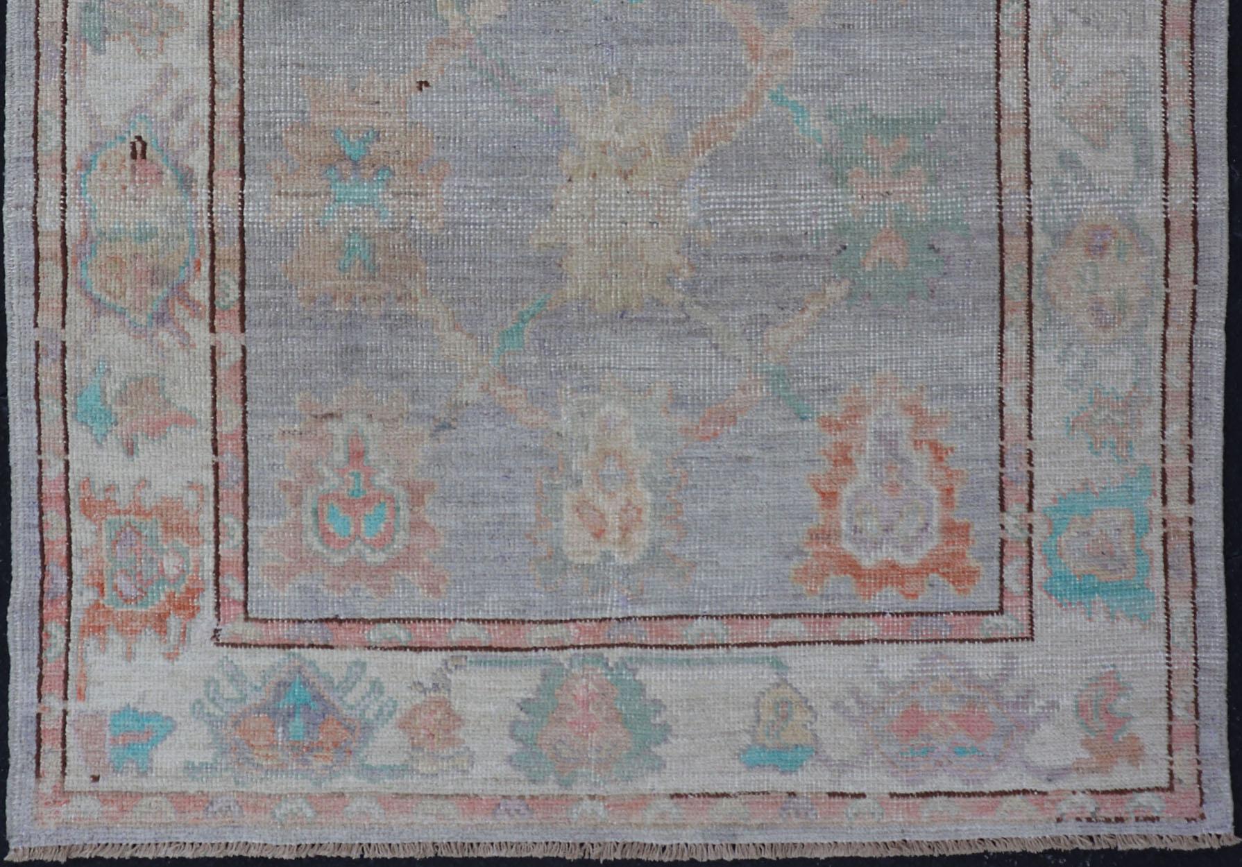 Tejido afgano Keivan Woven Arts Oushak sobre fondo crema claro 4'2