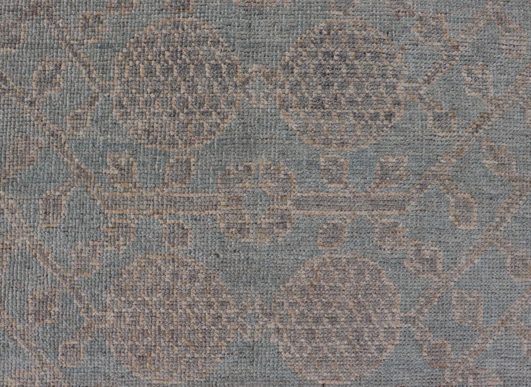Tapis afghan Khotan au design géométrique dans des tons de bleu clair et de taupe Bon état - En vente à Atlanta, GA