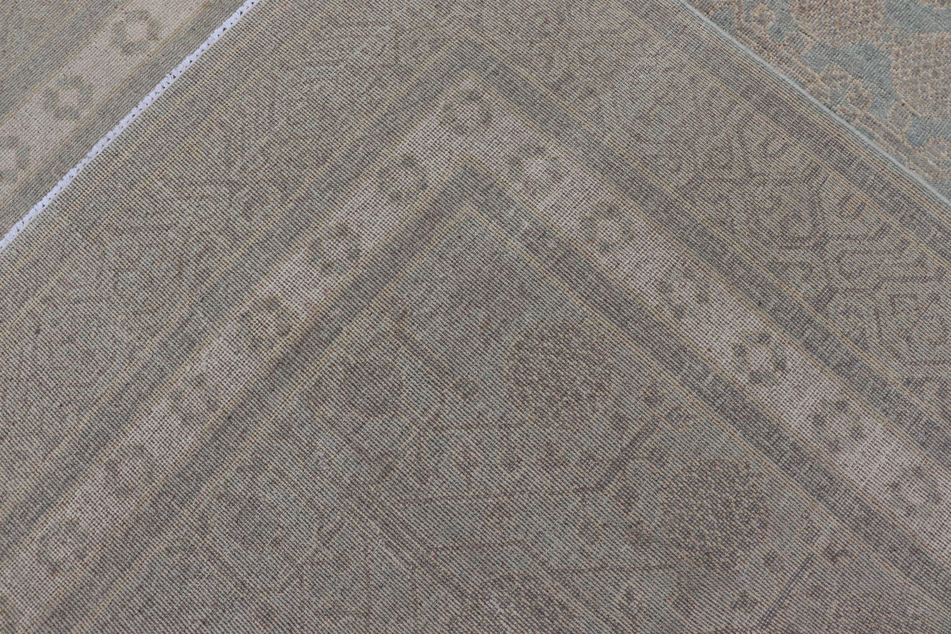 XXIe siècle et contemporain Tapis afghan Khotan au design géométrique dans des tons de bleu clair et de taupe en vente