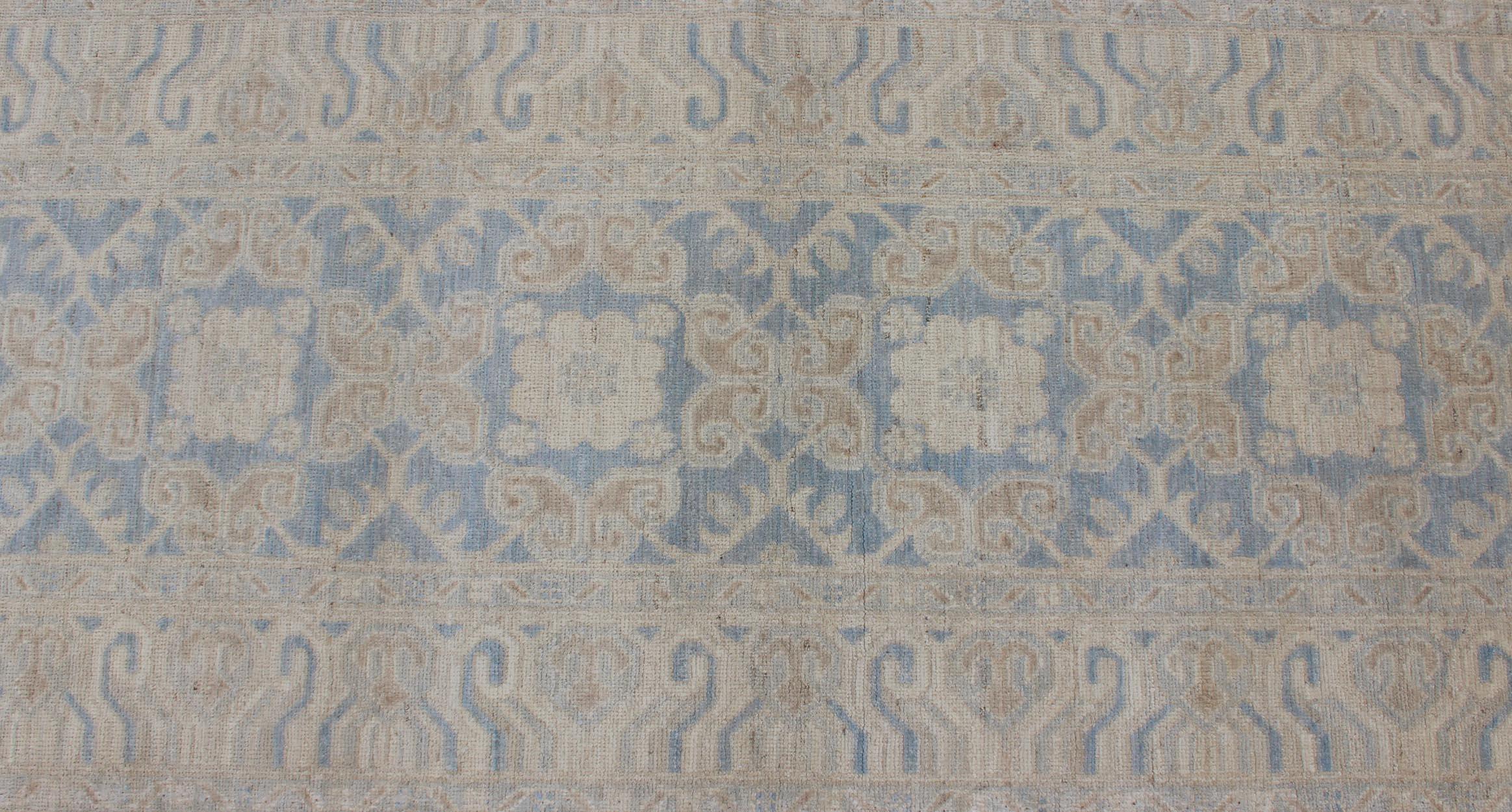 Tapis de couloir afghan Khotan au design géométrique dans des tons de bleu poudre et de brun clair en vente 3