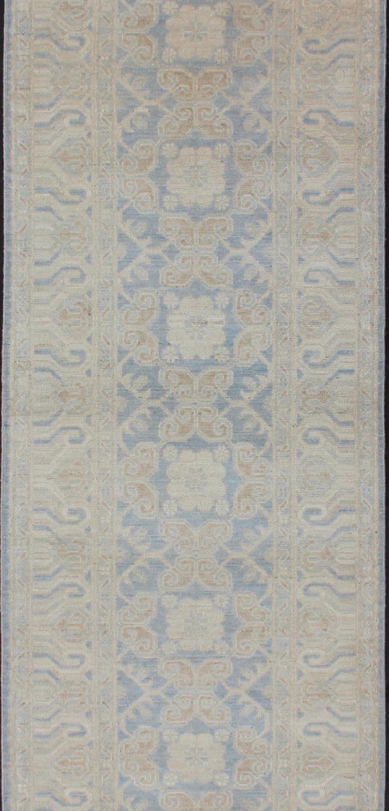 Noué à la main Tapis de couloir afghan Khotan au design géométrique dans des tons de bleu poudre et de brun clair en vente