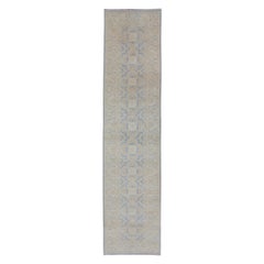 Runner afghano Khotan con disegno geometrico nei toni del blu polvere e del marrone.
