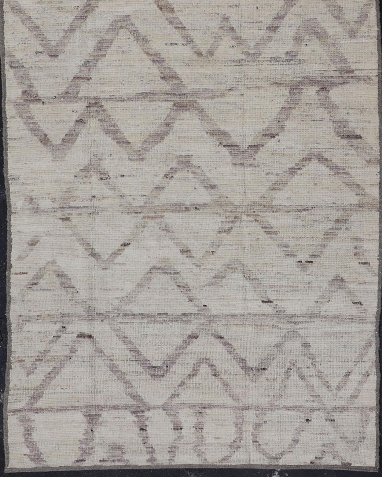 Afghan Modern Casual Chevron Runner in Light Cream and Dark Gray For Sale 1