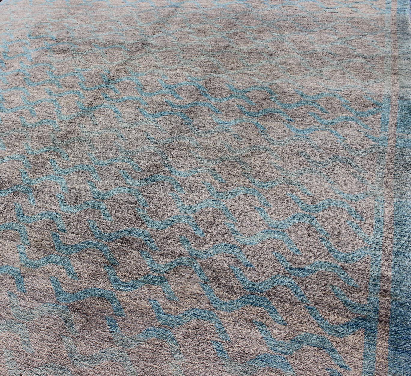 Moderner Teppich mit All-Over-Design von Keivan Woven Arts 3