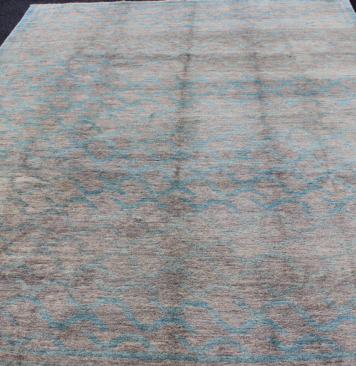 Moderner Teppich mit All-Over-Design von Keivan Woven Arts 4