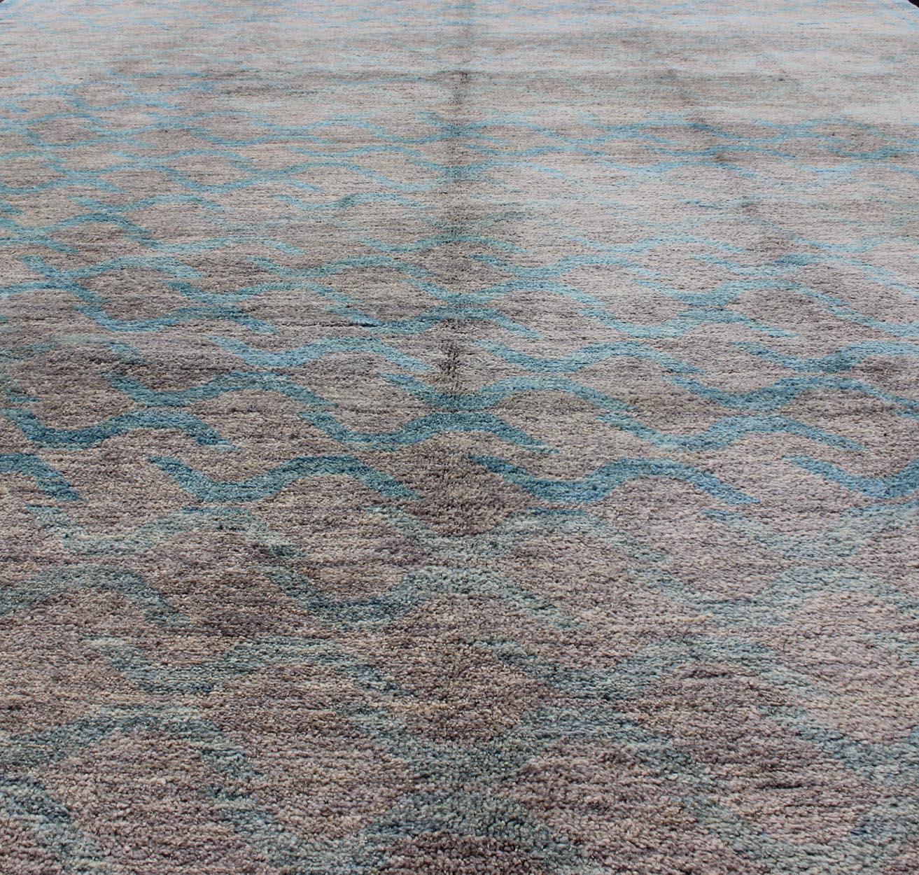 Moderner Teppich mit All-Over-Design von Keivan Woven Arts 5
