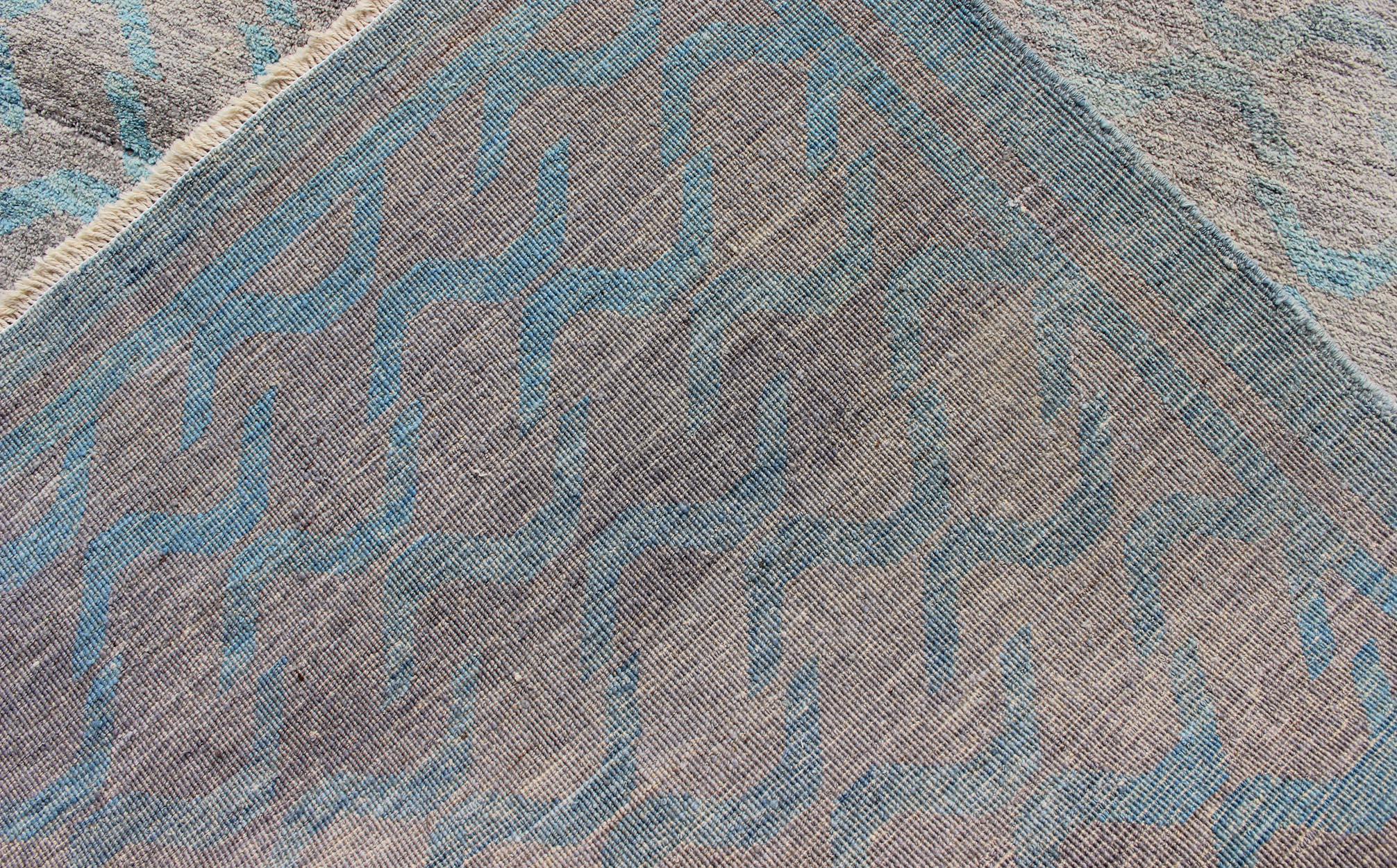 Moderner Teppich mit All-Over-Design von Keivan Woven Arts 6