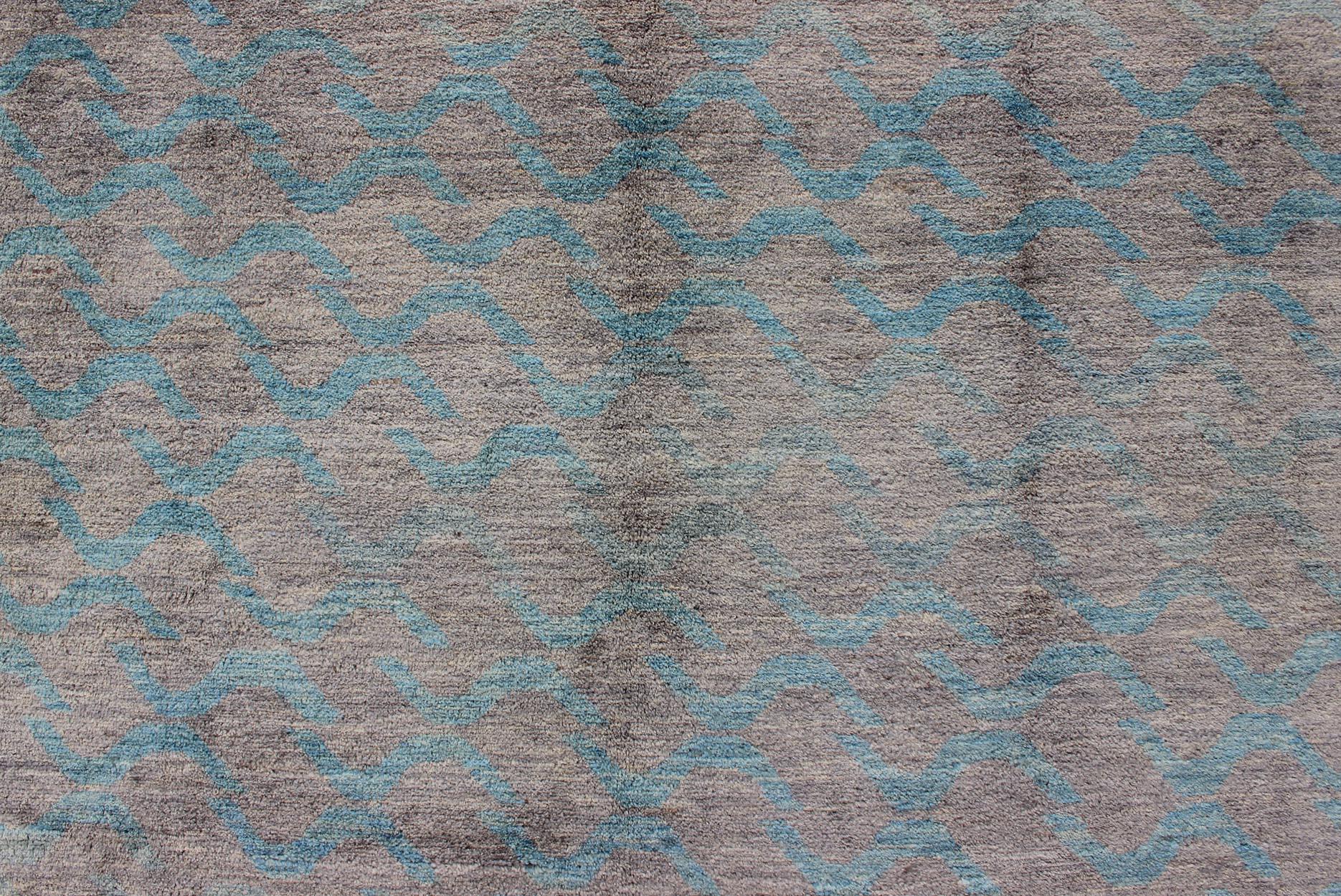 Moderner Teppich mit All-Over-Design von Keivan Woven Arts (Wolle)