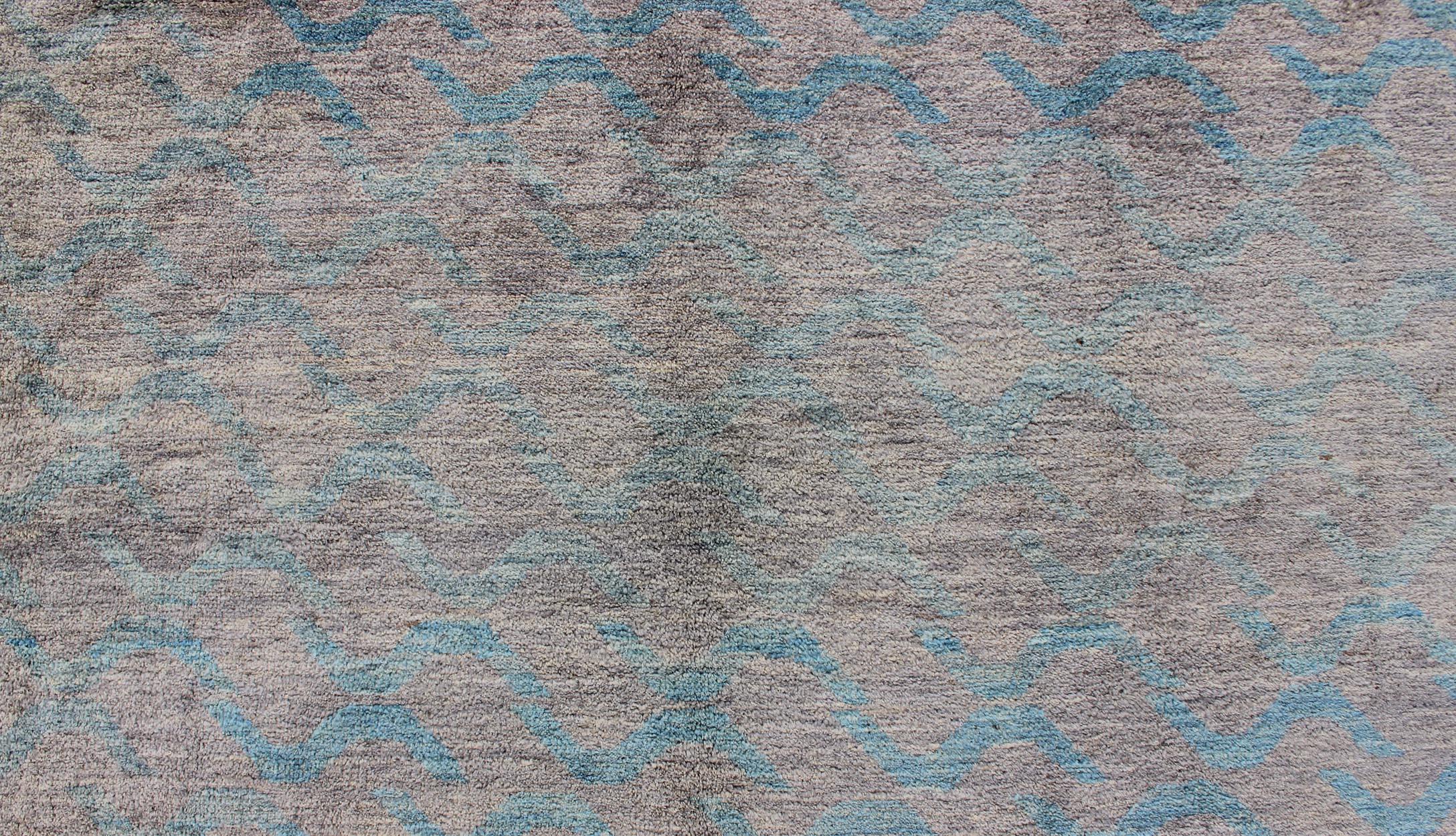 Moderner Teppich mit All-Over-Design von Keivan Woven Arts 1