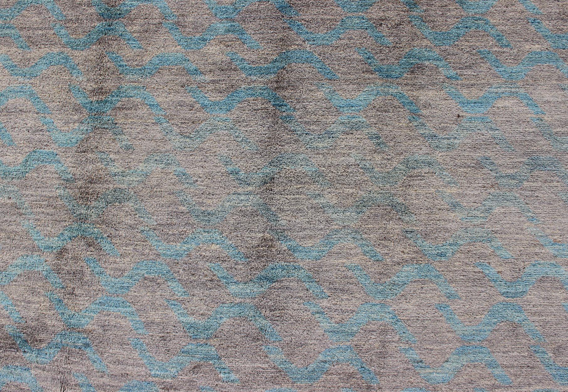 Moderner Teppich mit All-Over-Design von Keivan Woven Arts 2