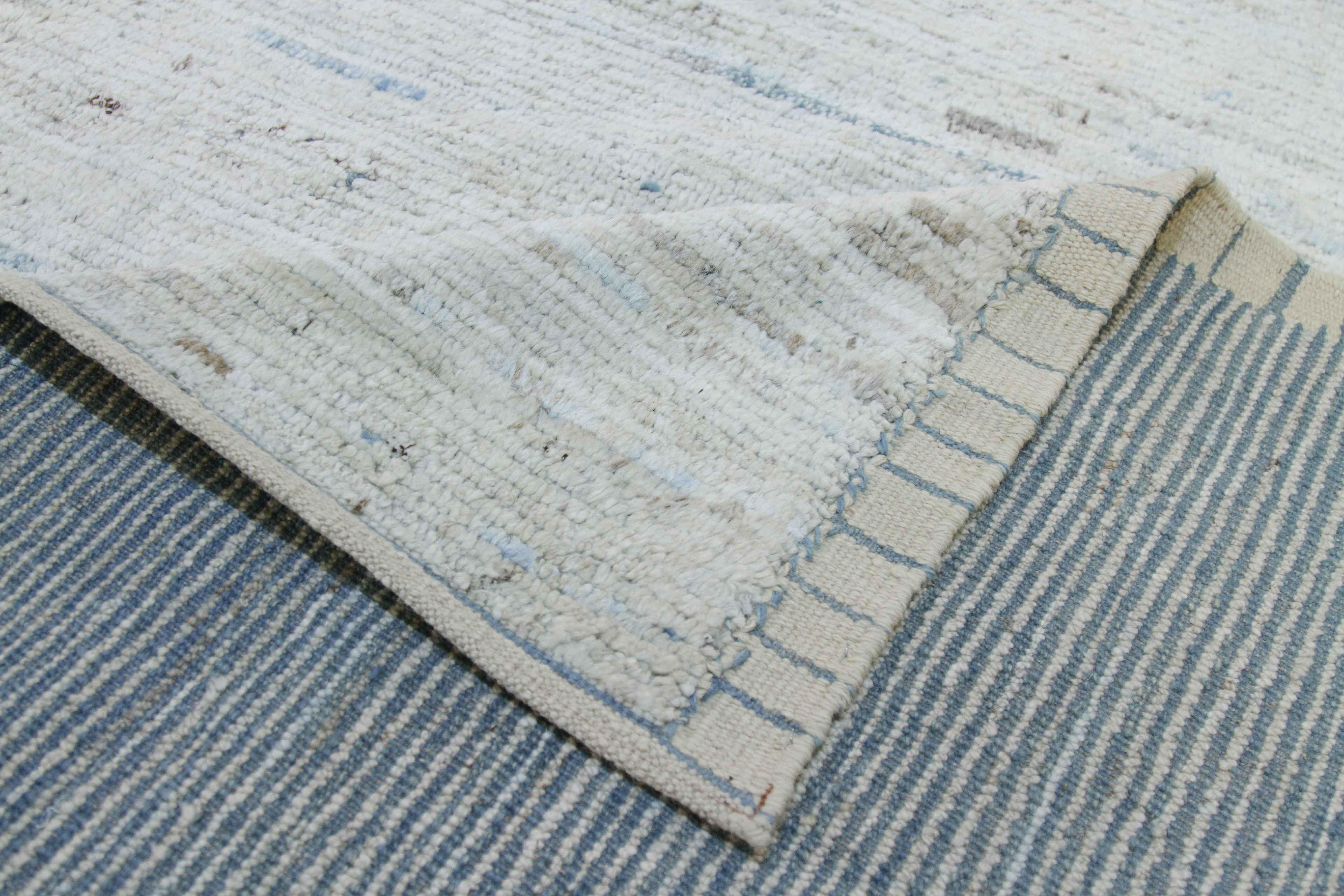 Afghanischer Teppich im marokkanischen Stil mit weißen geometrischen Details und farbigen Streifen (21. Jahrhundert und zeitgenössisch) im Angebot