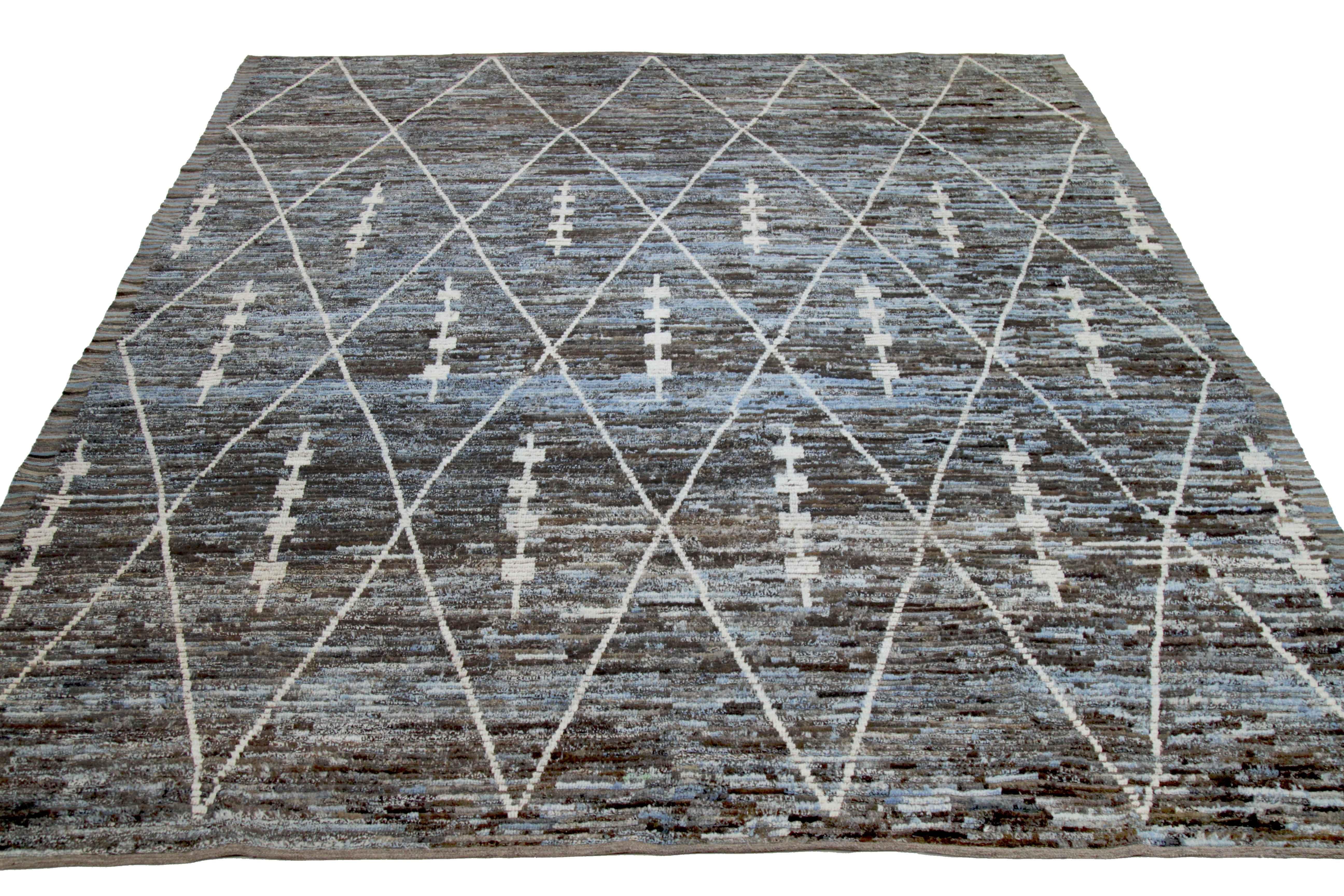 Alfombra afgana moderna tejida a mano con la mejor lana de oveja. Está coloreado con tintes vegetales totalmente naturales que son seguros para humanos y mascotas. Esta pieza es un tejido tradicional afgano con un diseño de inspiración marroquí.