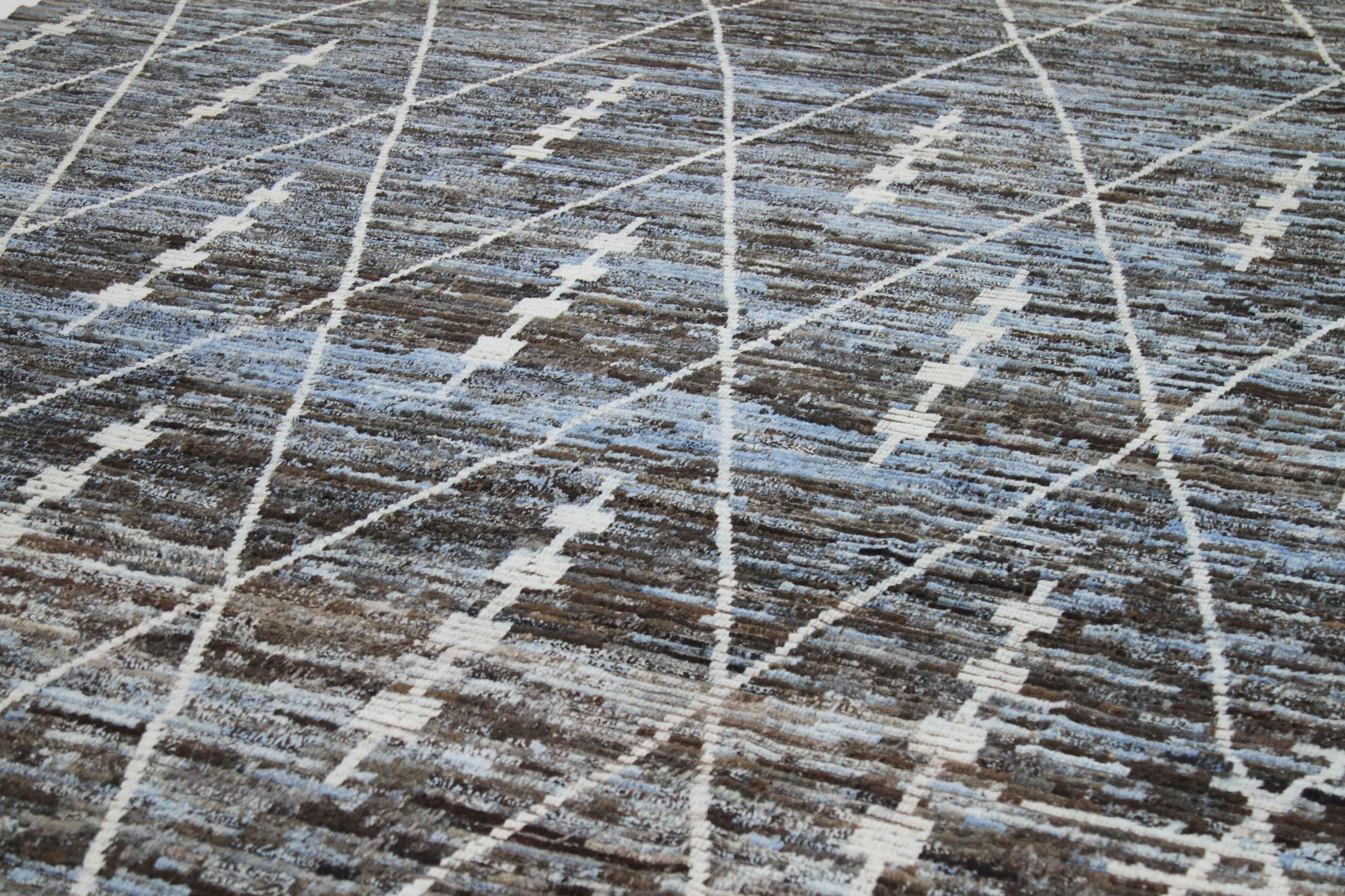 Alfombra afgana de estilo marroquí con detalles geométricos blancos sobre fondo azul y marrón Afgano en venta