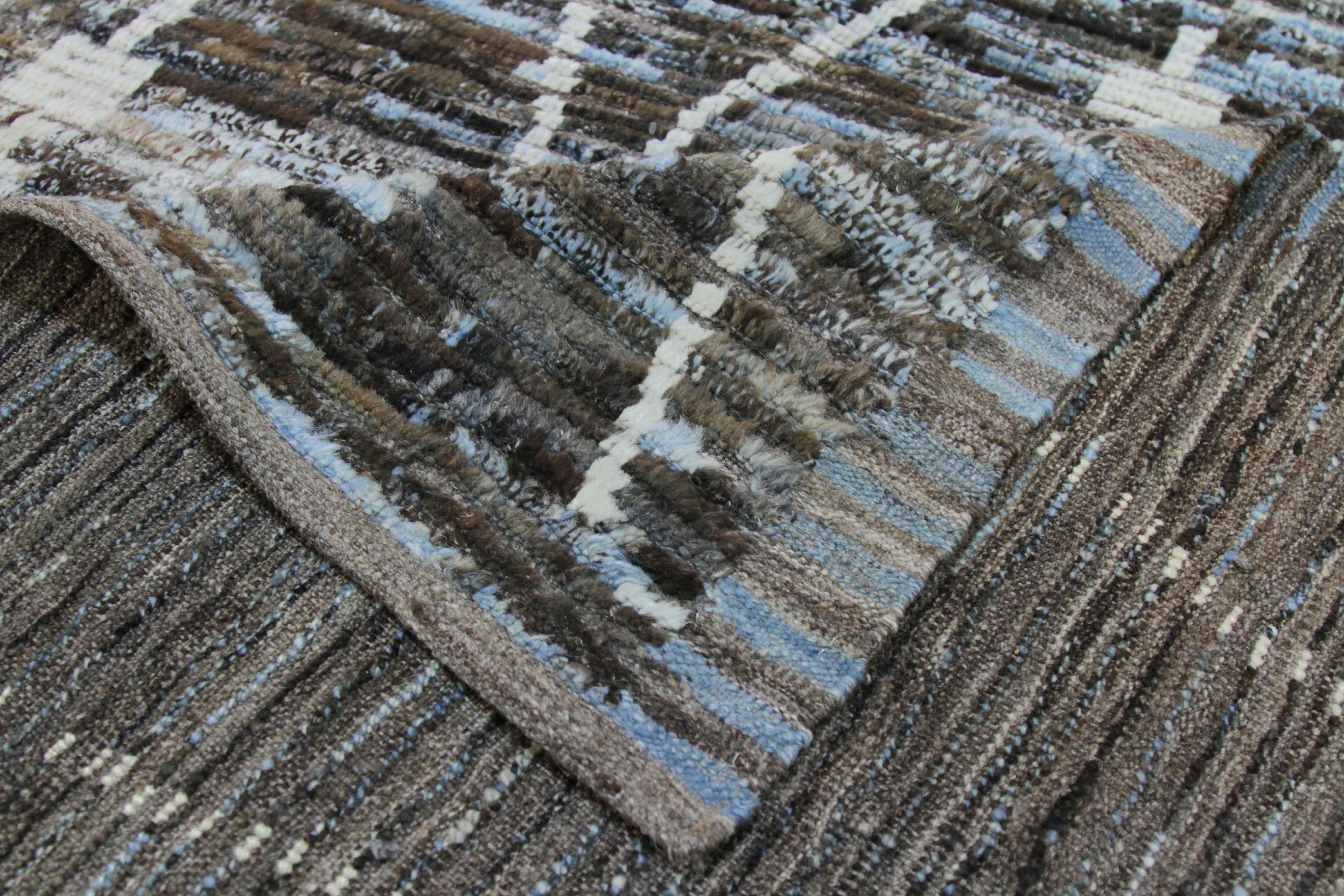 Alfombra afgana de estilo marroquí con detalles geométricos blancos sobre fondo azul y marrón en Excelente estado para la venta en Dallas, TX