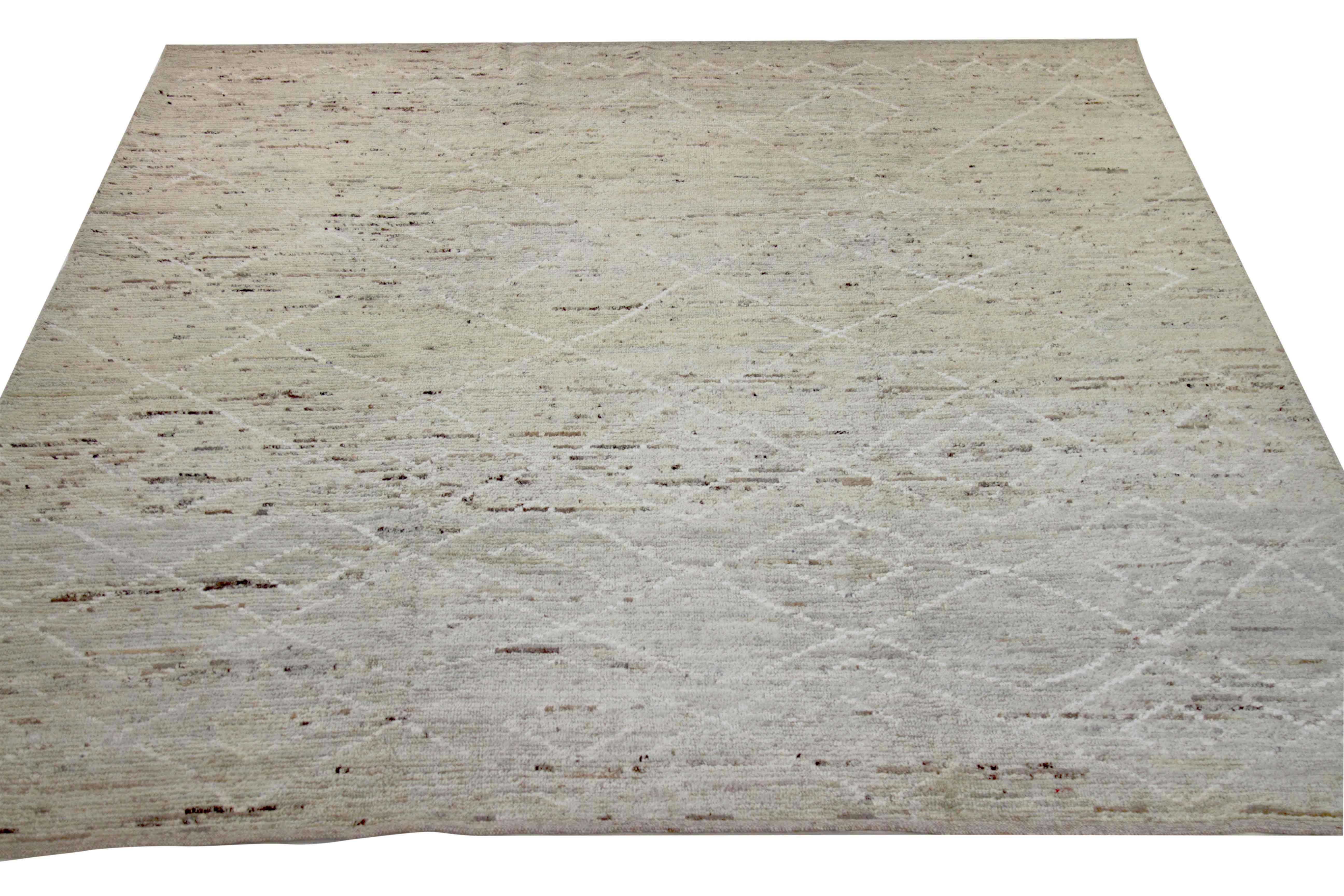 Alfombra afgana moderna tejida a mano con la mejor lana de oveja. Está coloreado con tintes vegetales totalmente naturales que son seguros para humanos y mascotas. Esta pieza es un tejido tradicional afgano con un diseño de inspiración marroquí.