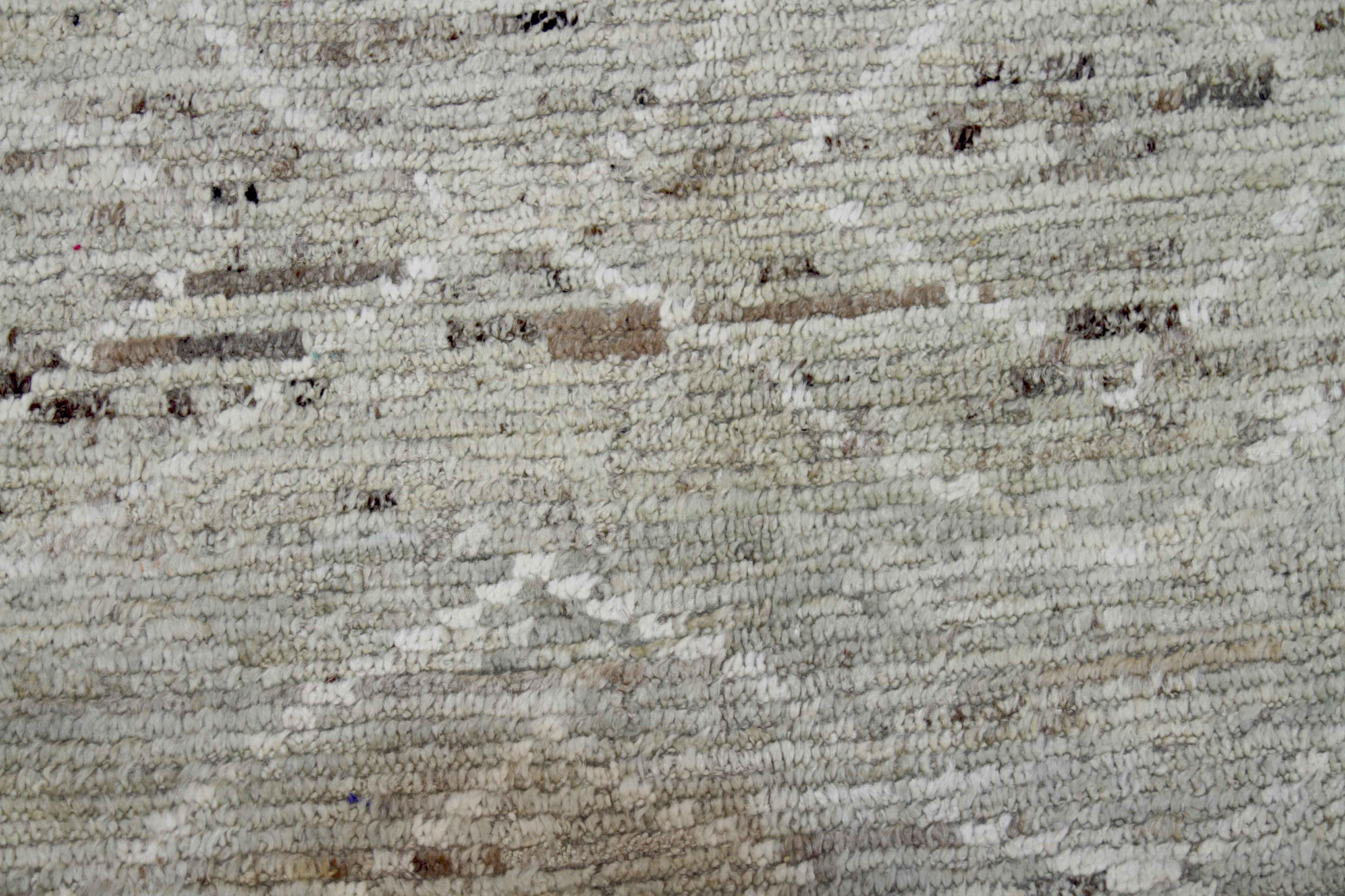 Alfombra afgana de estilo marroquí con detalles geométricos blancos sobre fondo marfil y marrón Tribal en venta