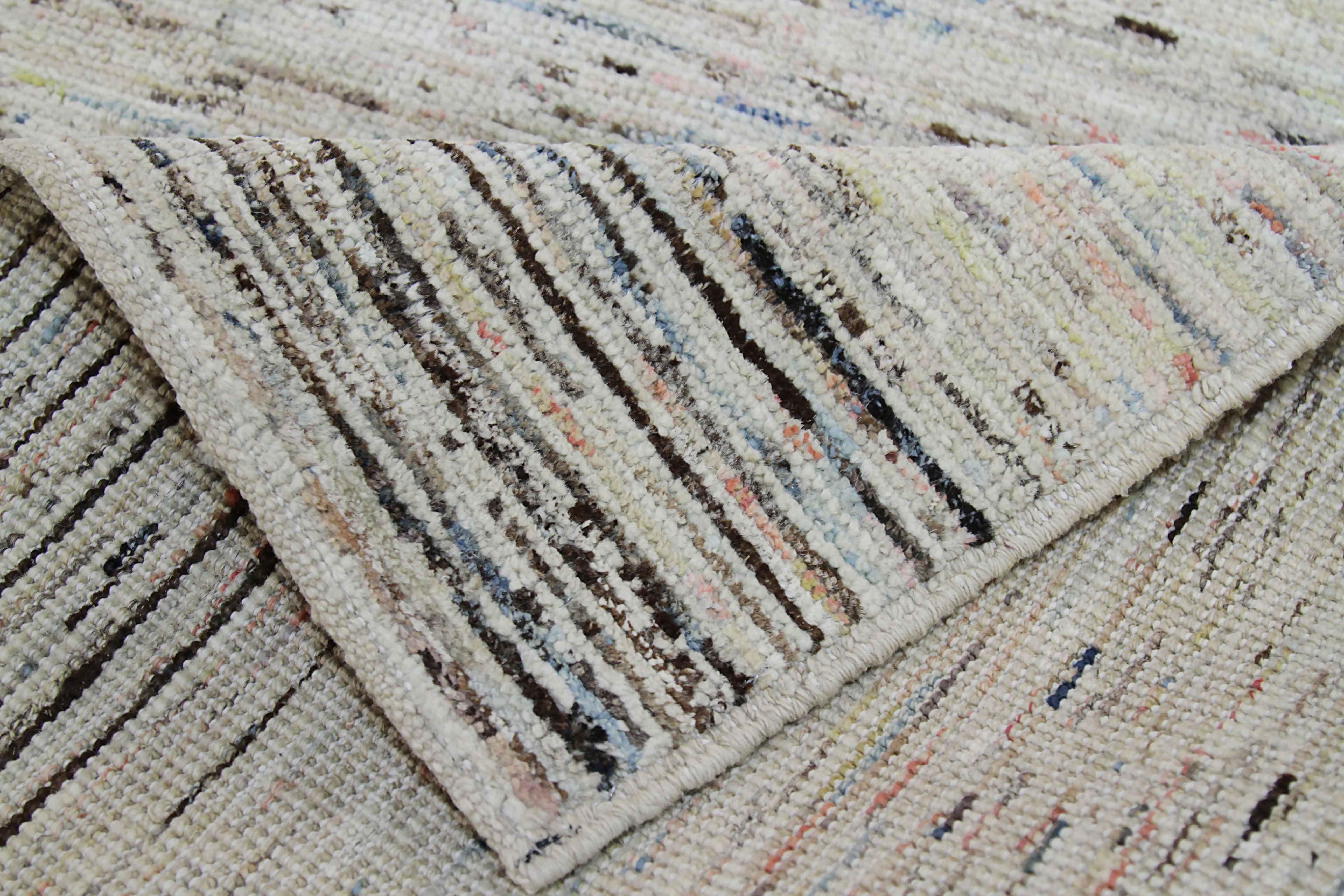 Tapis de course afghan de style marocain avec un champ ivoire et des rayures colorées Excellent état - En vente à Dallas, TX