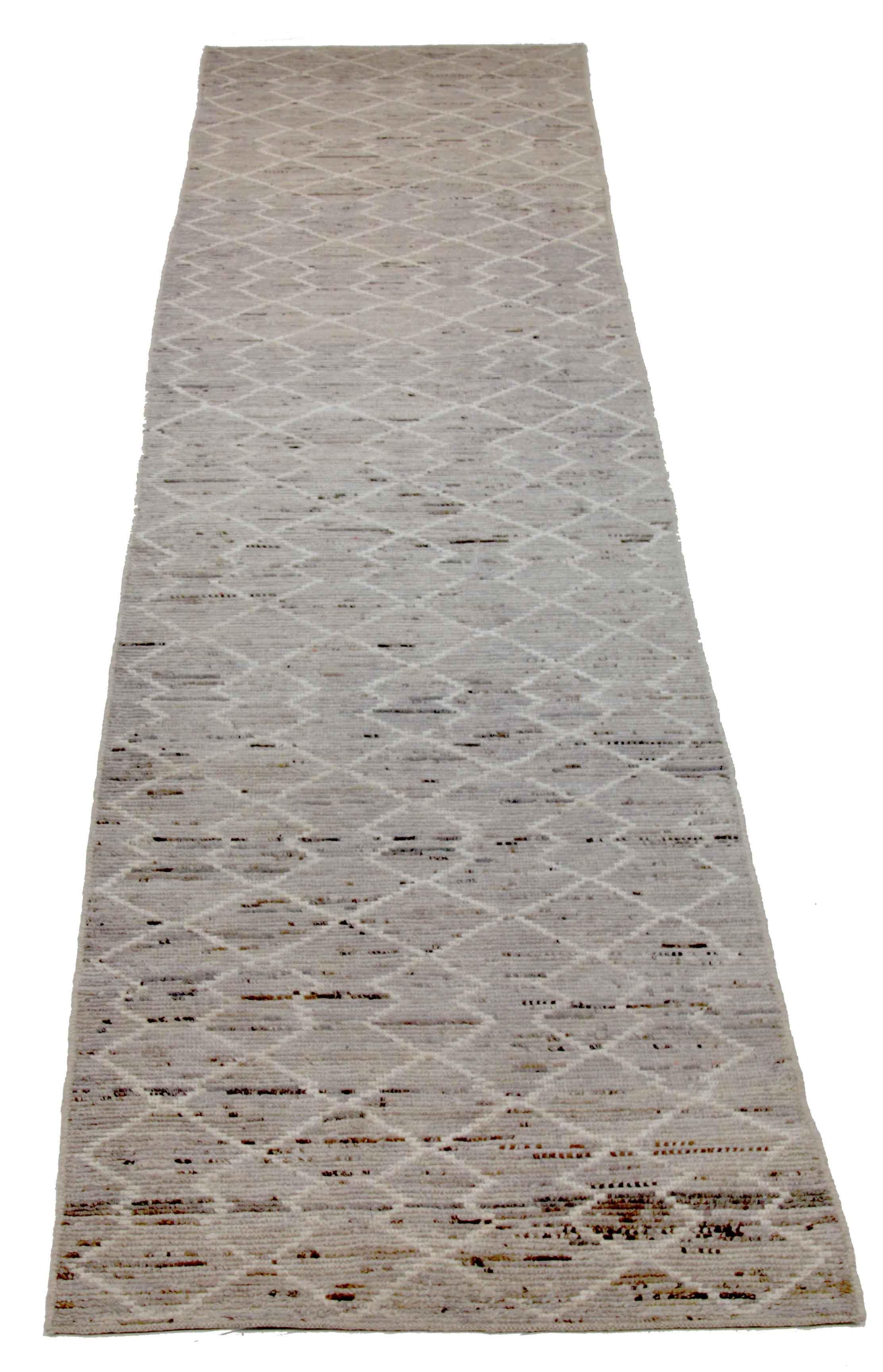 Moderner afghanischer Teppich, handgewebt aus feinster Schafswolle. Es ist mit natürlichen pflanzlichen Farbstoffen gefärbt, die für Menschen und Haustiere sicher sind. Dieses Stück ist eine traditionelle afghanische Weberei mit einem marokkanisch