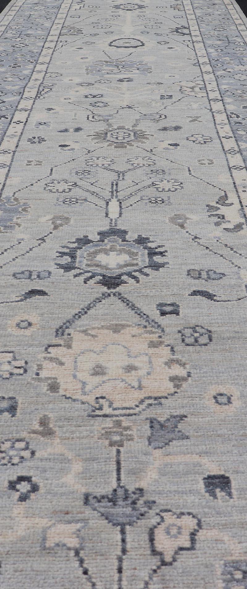 Afghan Design afghan Oushak avec fond bleu clair et motif sur toute sa surface en vente