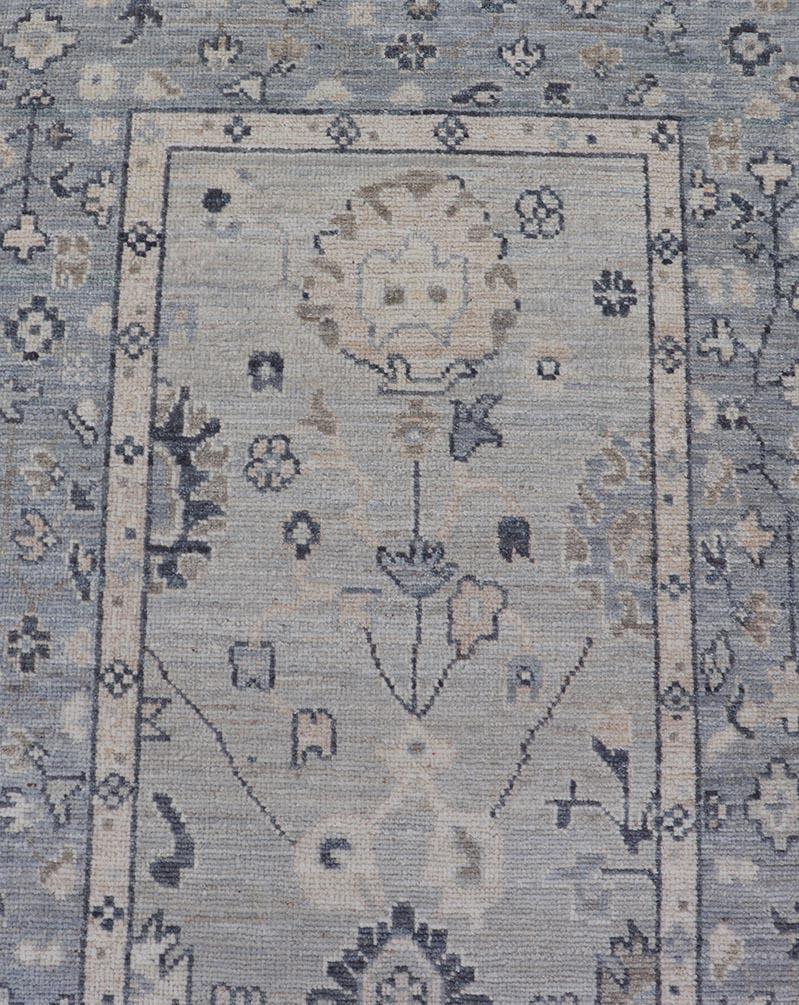Noué à la main Design afghan Oushak avec fond bleu clair et motif sur toute sa surface en vente