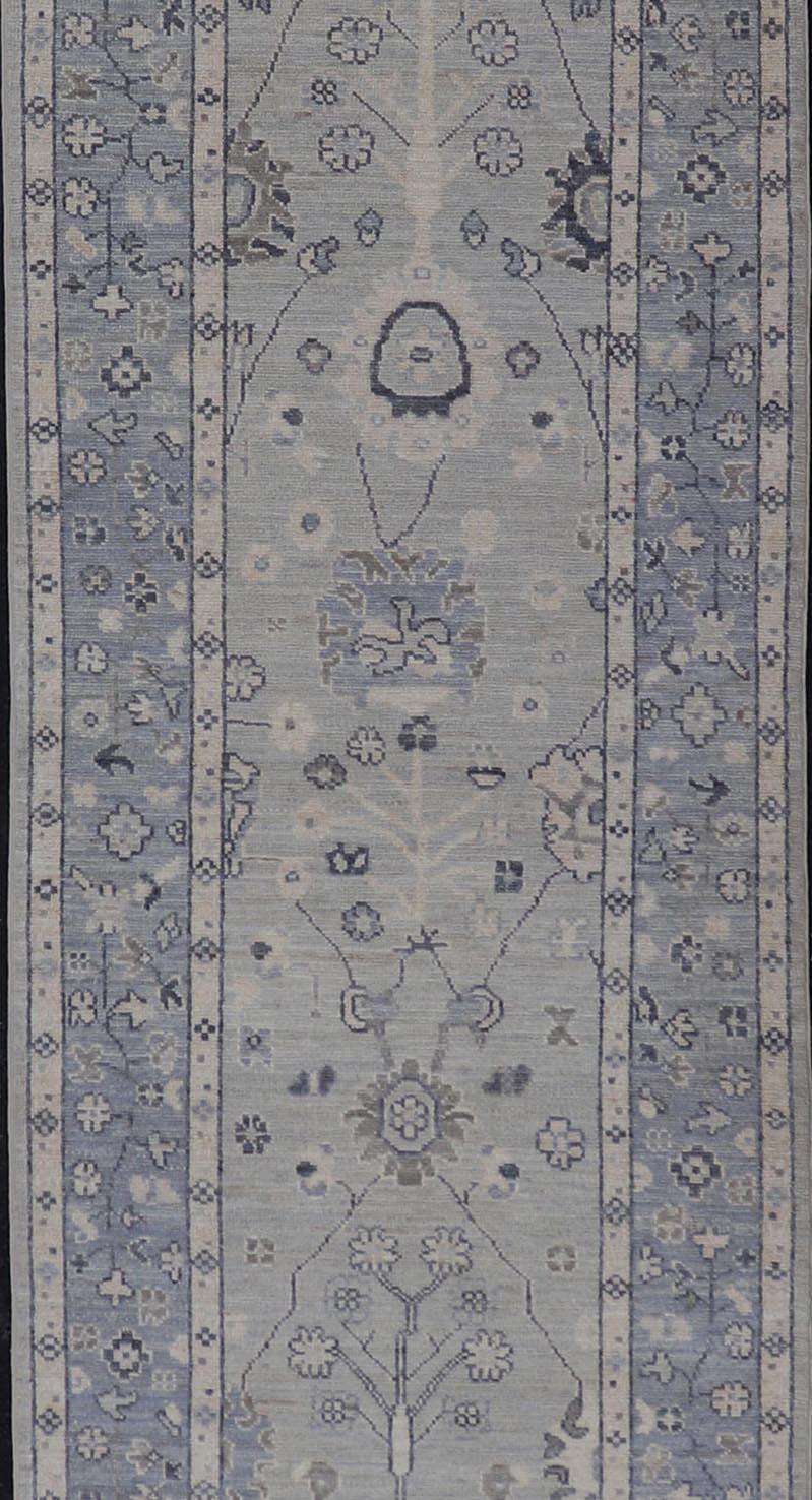 Design afghan Oushak avec fond bleu clair et motif sur toute sa surface Neuf - En vente à Atlanta, GA