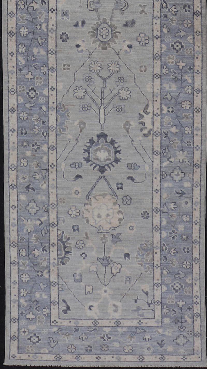 XXIe siècle et contemporain Design afghan Oushak avec fond bleu clair et motif sur toute sa surface en vente