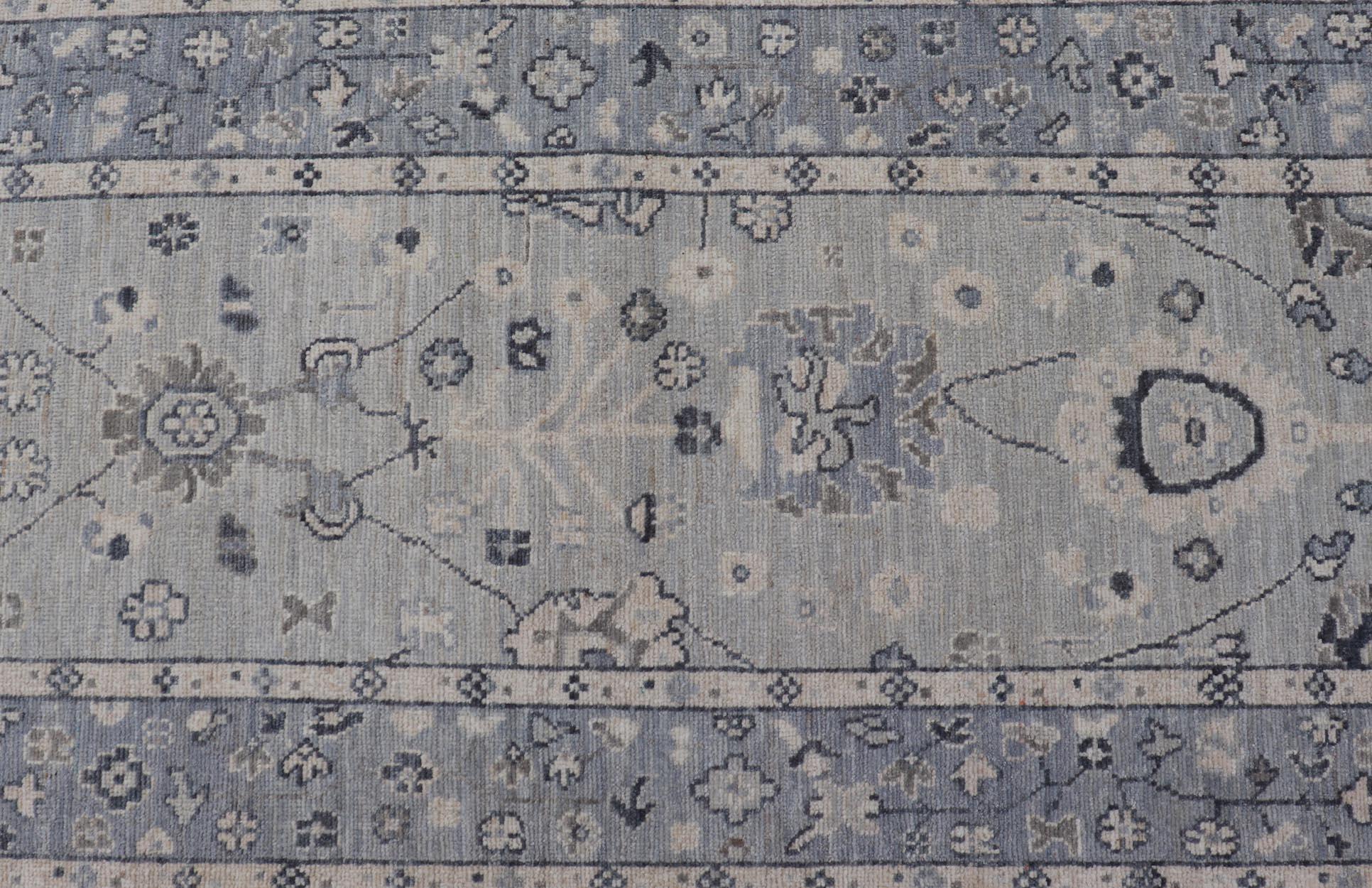 Laine Design afghan Oushak avec fond bleu clair et motif sur toute sa surface en vente