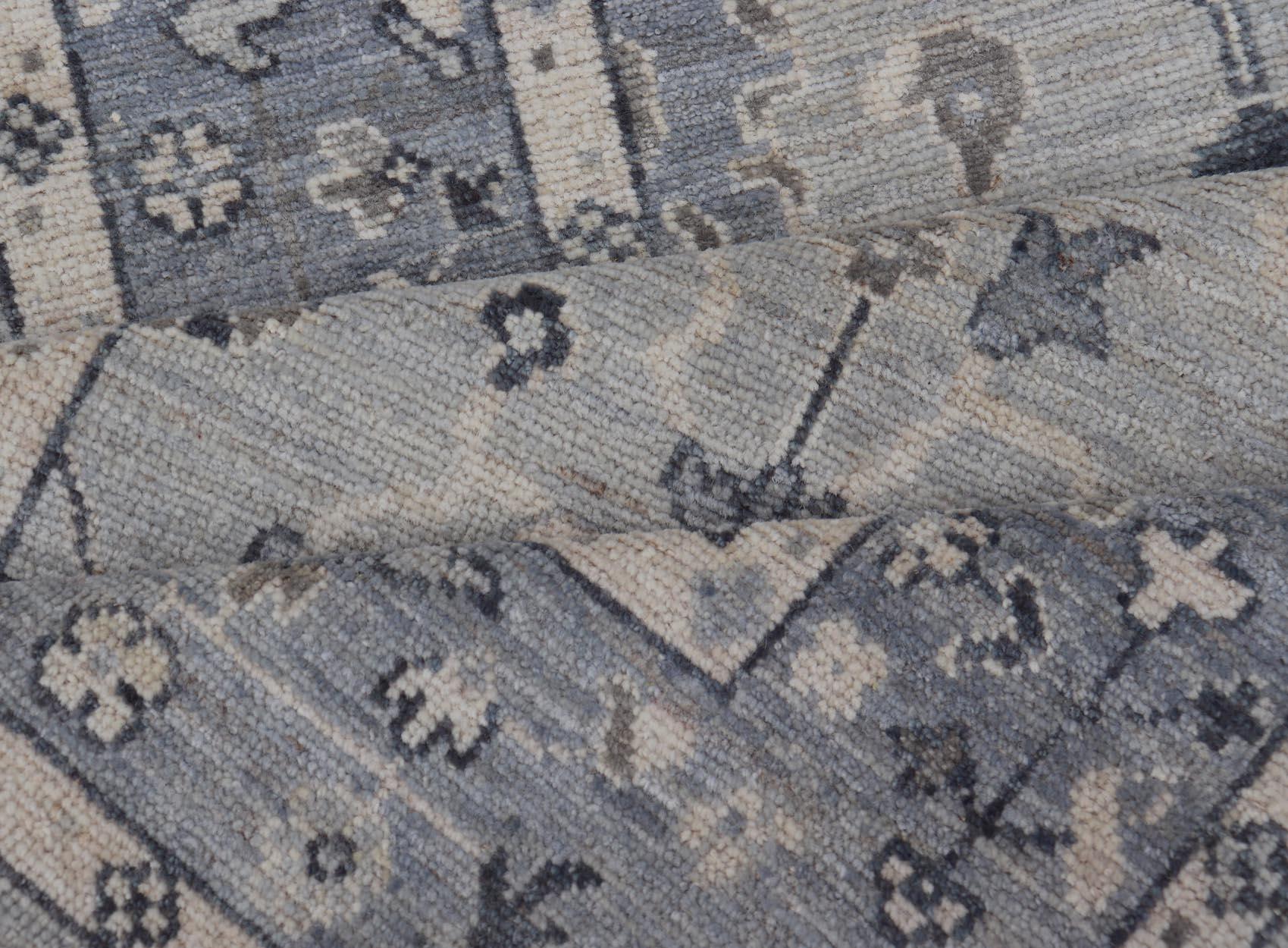 Design afghan Oushak avec fond bleu clair et motif sur toute sa surface en vente 1