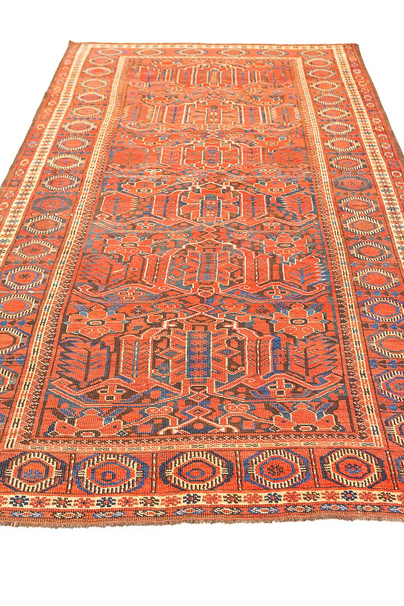 Dieser wunderschön erhaltene afghanische Herat-Teppich mit den Maßen 270 × 133 cm ist ein hervorragendes Beispiel für die Weberei des späten 19. bis frühen 20. Jahrhunderts in der Region Herat im Nordwesten Afghanistans - ein Gebiet, das seit langem