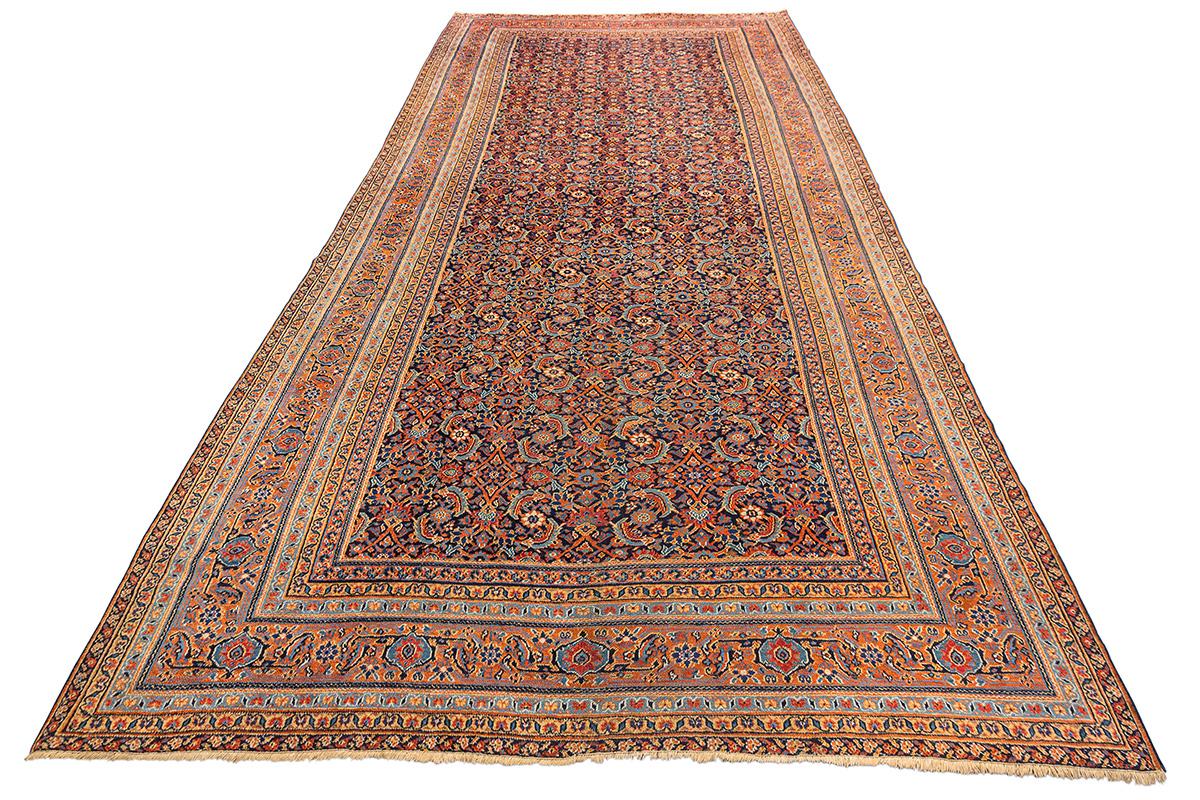 Dieser prächtige afghanische Herat-Teppich mit den Maßen 384 × 205 cm ist ein eindrucksvolles Beispiel klassischer afghanischer Handwerkskunst, die von persischen Knüpftraditionen beeinflusst ist. Dieses wahrscheinlich im späten 19. Jahrhundert