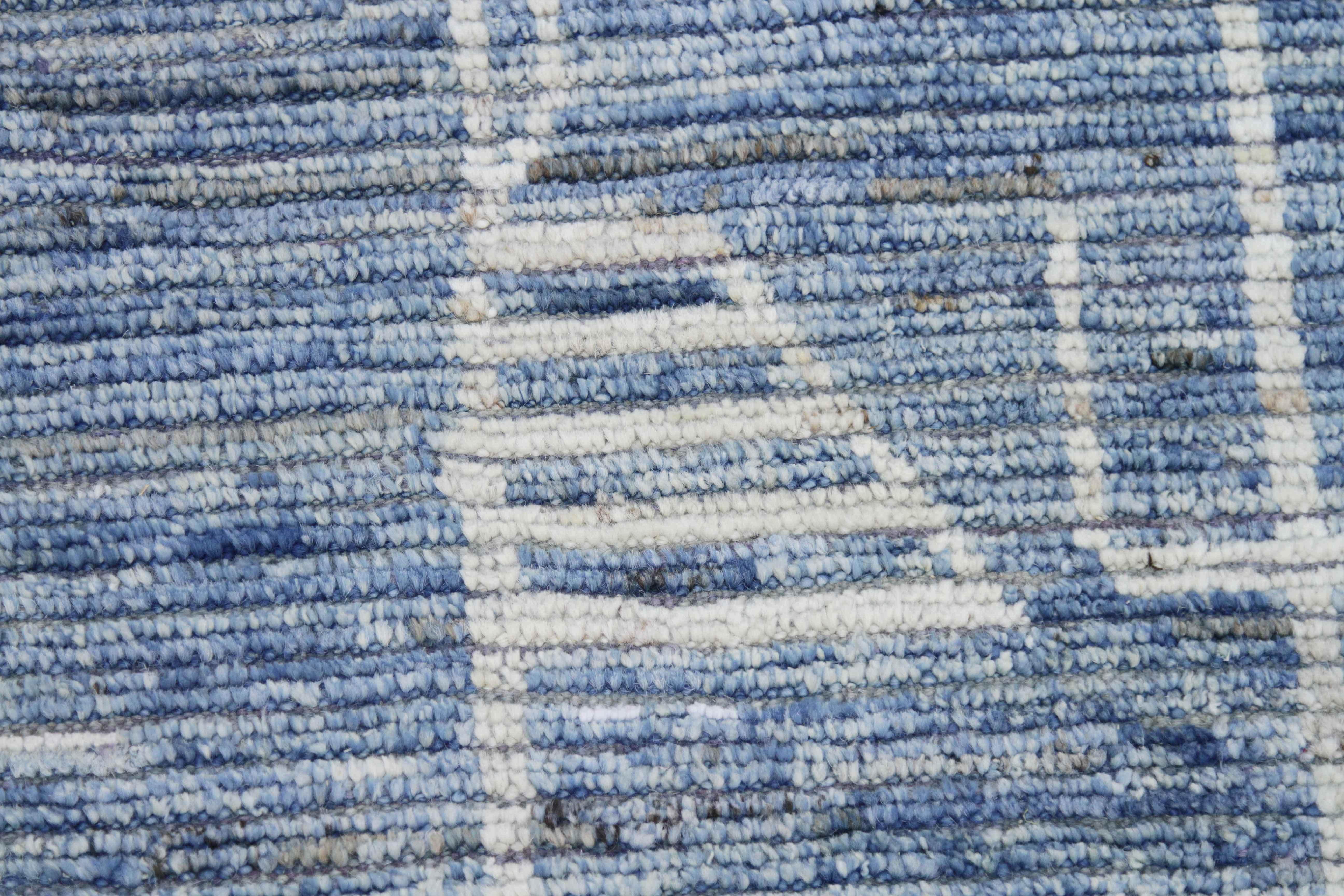 Alfombra afgana de diseño marroquí con motivos tribales marfil sobre fondo azul Tribal en venta