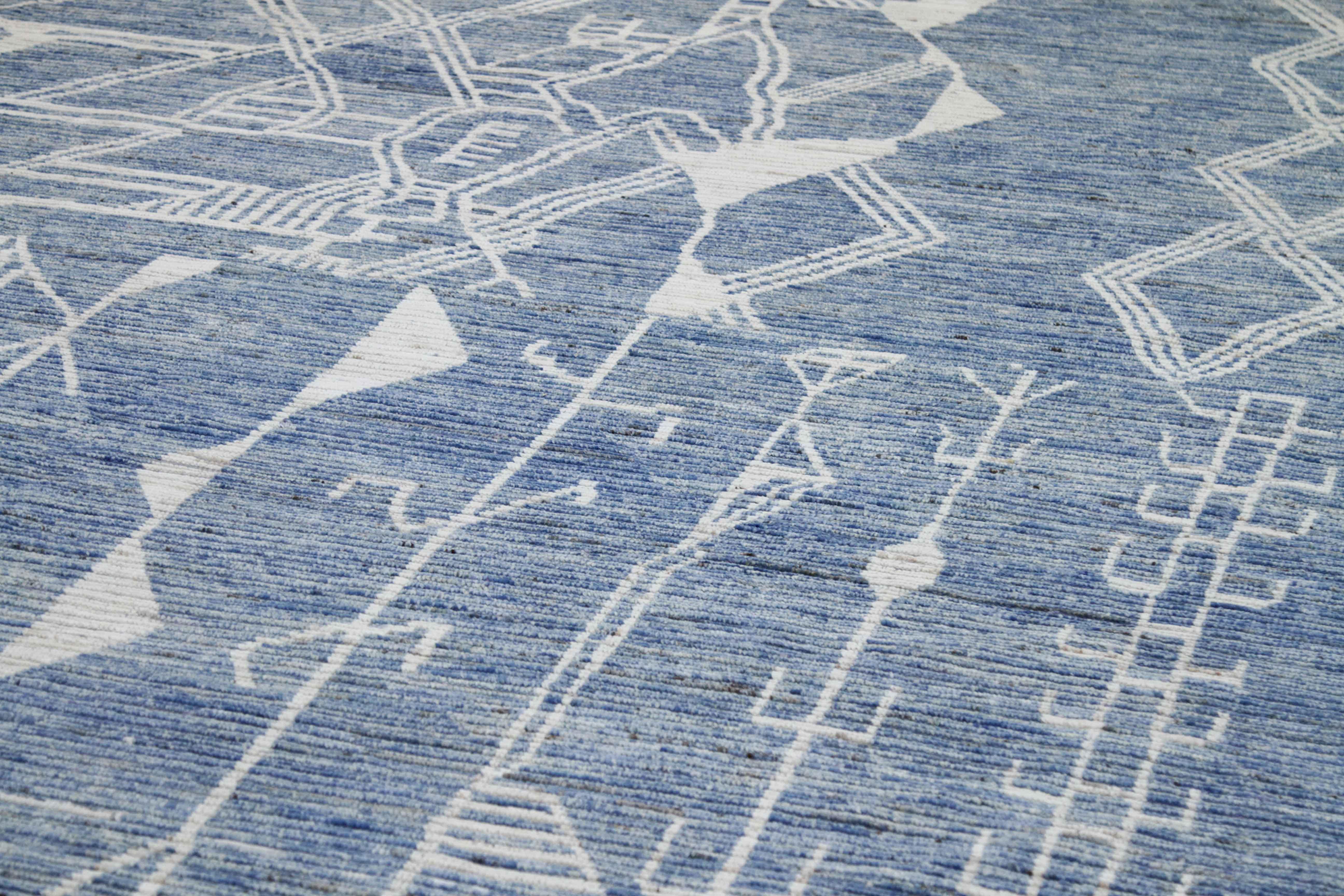 Alfombra afgana de diseño marroquí con motivos tribales marfil sobre fondo azul Afgano en venta