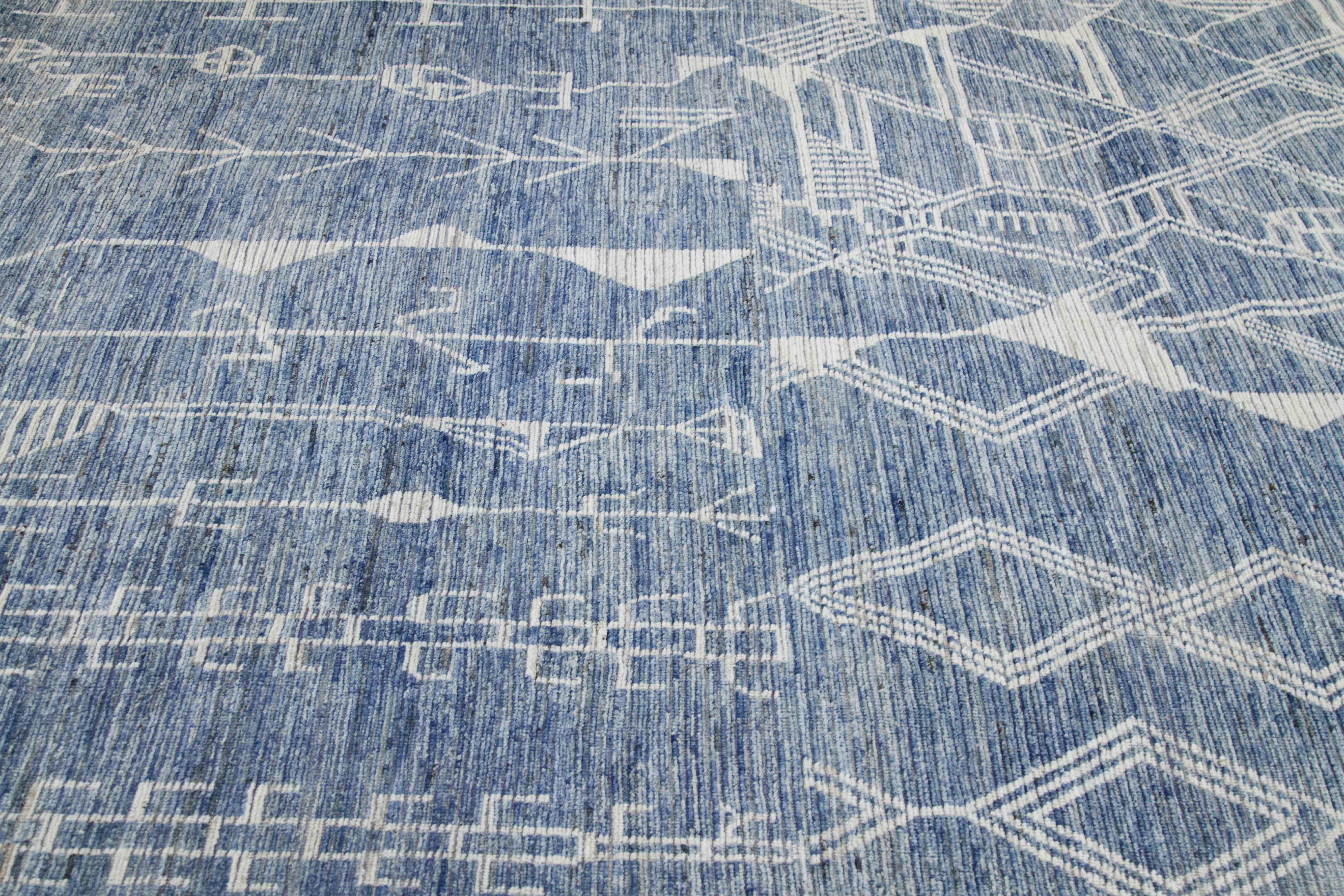 Alfombra afgana de diseño marroquí con motivos tribales marfil sobre fondo azul Tejido a mano en venta