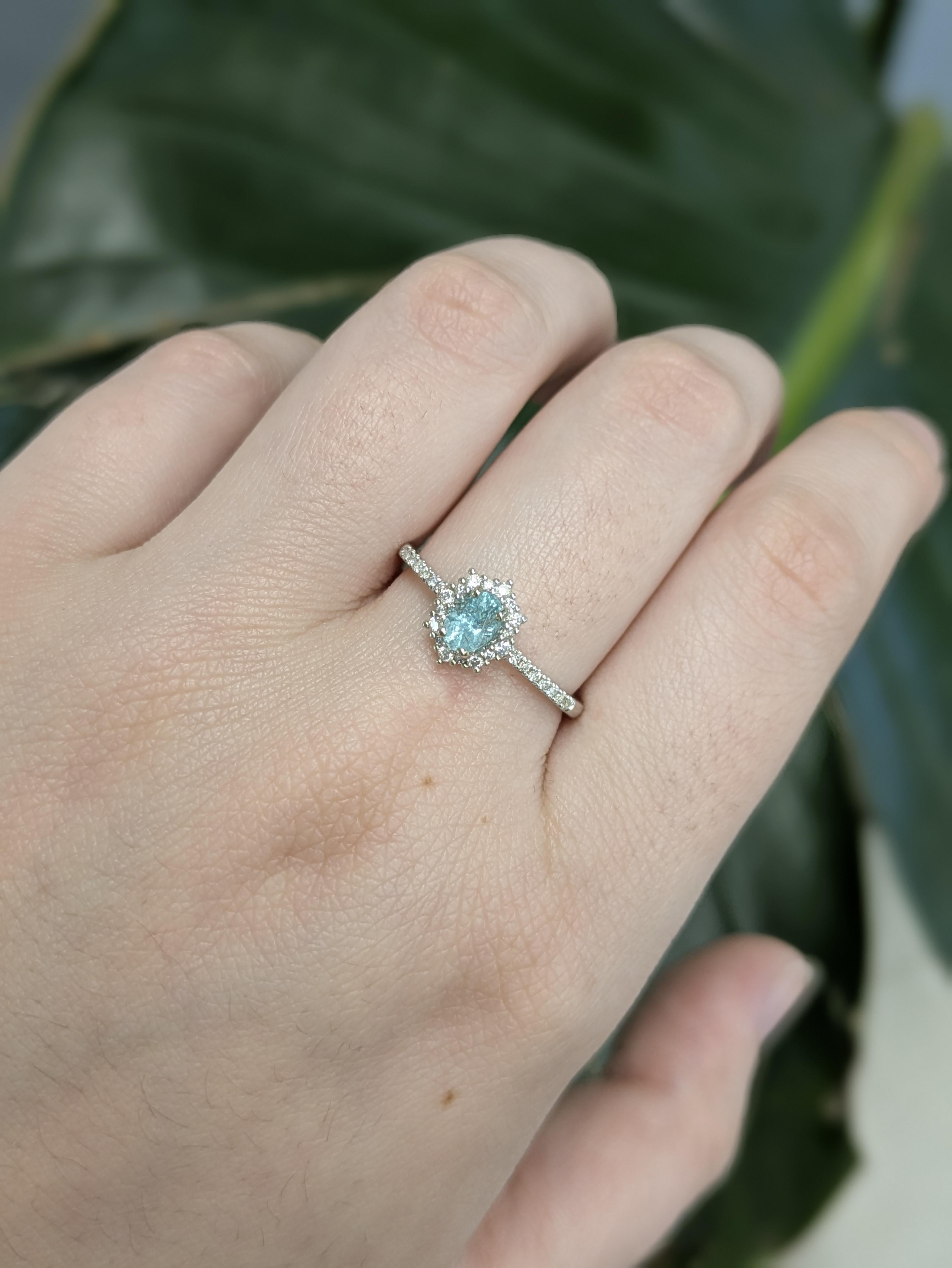 Este refinado anillo exhibe una turmalina afgana no tratada de 0,34 quilates en una clásica talla oval de 5x4 mm, engastada en oro de 14k (2,02 g). La vibrante piedra central está enmarcada por 32 brillantes diamantes que suman 0,21 quilates,
