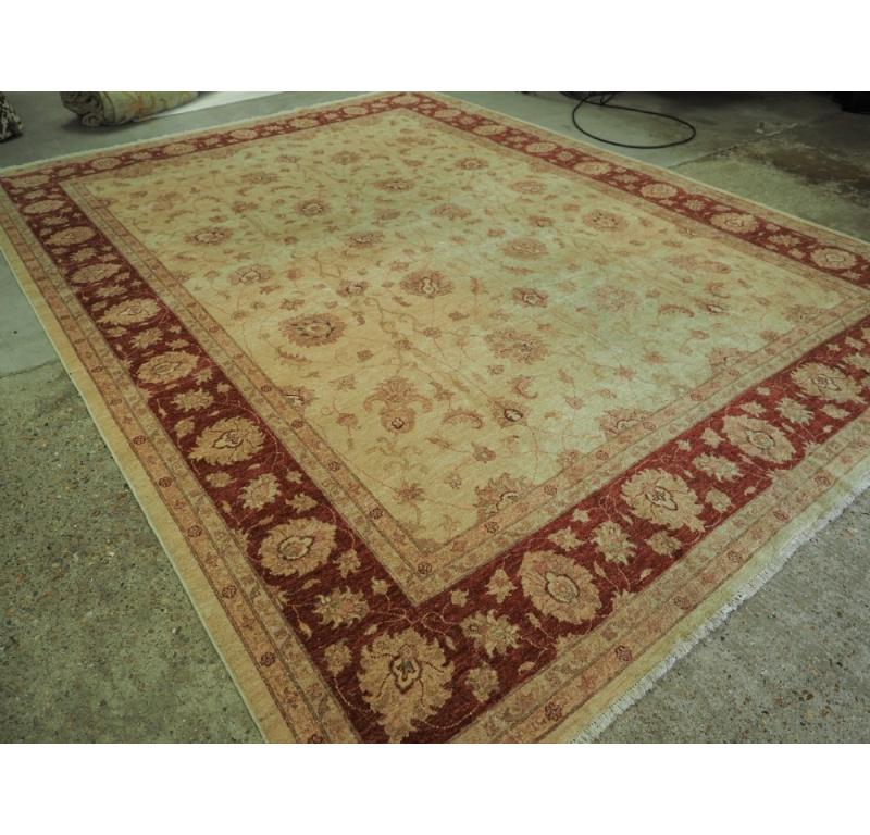 Tapis afghan 'Ziegler' noué à la main
Environ 10 ans

Agréable motif floral du 19e siècle sur un fond de couleur ivoire antique, avec le motif de la bordure en rouge garance.

Excellent état, lavé à la main et prêt à l'emploi Le tapis convient à un