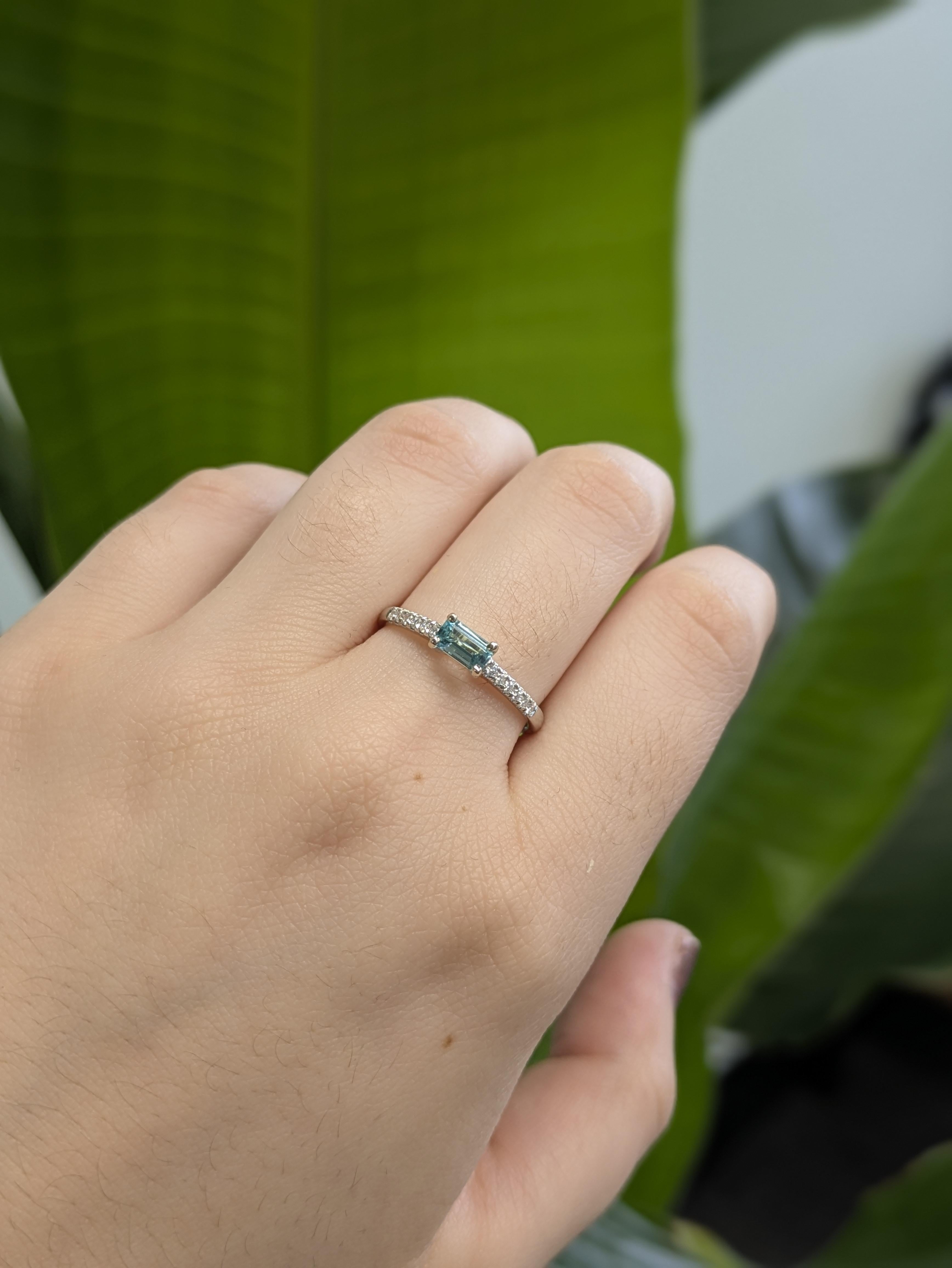 D'une couleur tropicale rare, cette tourmaline Paraiba de 0,35 carat, taillée en émeraude, est éblouissante dans de l'or blanc 14 carats massif. À la fois délicate et saisissante, elle est encadrée par un élégant pavé de diamants naturels le long de