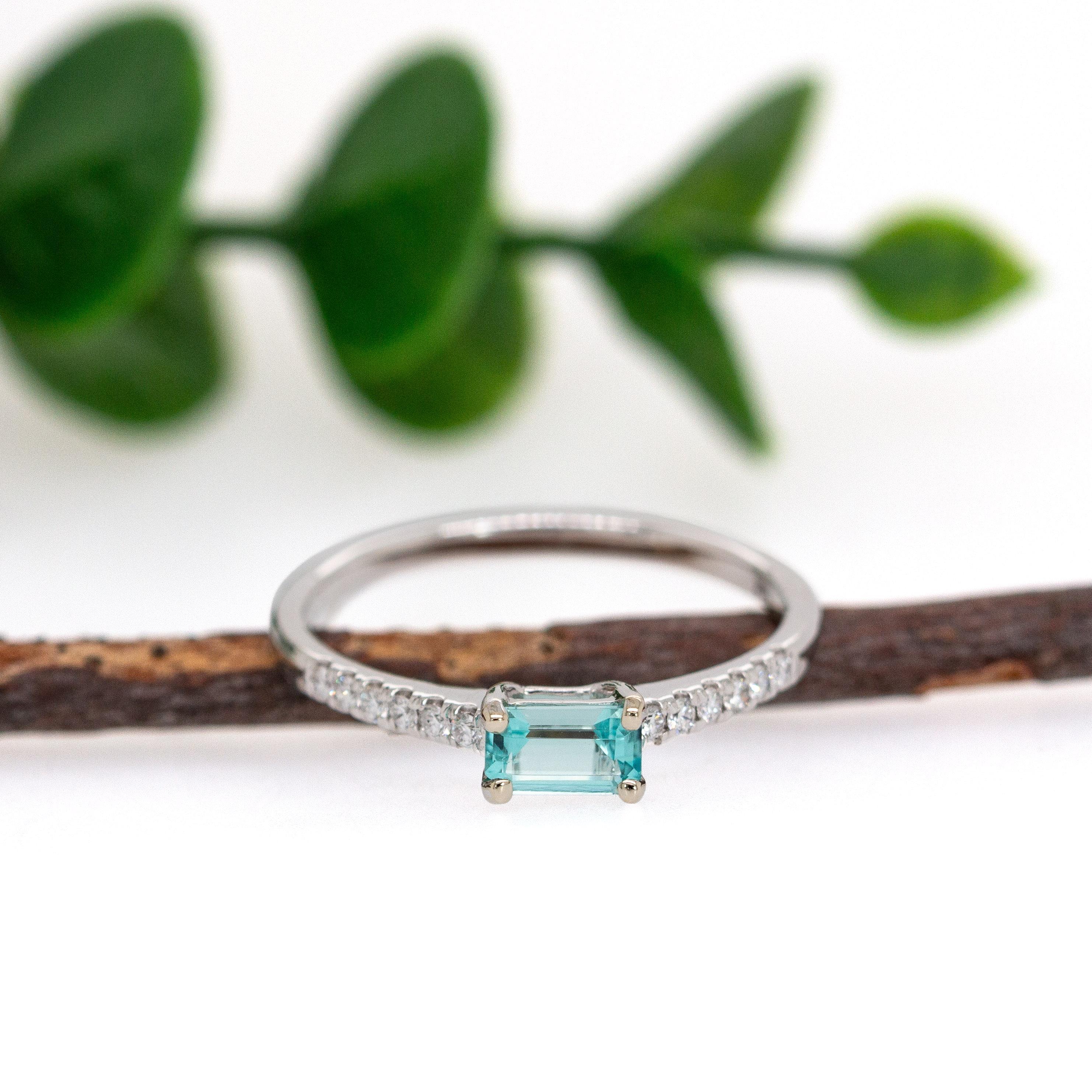 Contemporain Bague en or blanc 14 carats avec tourmaline Paraiba et pavé de diamants naturels en vente