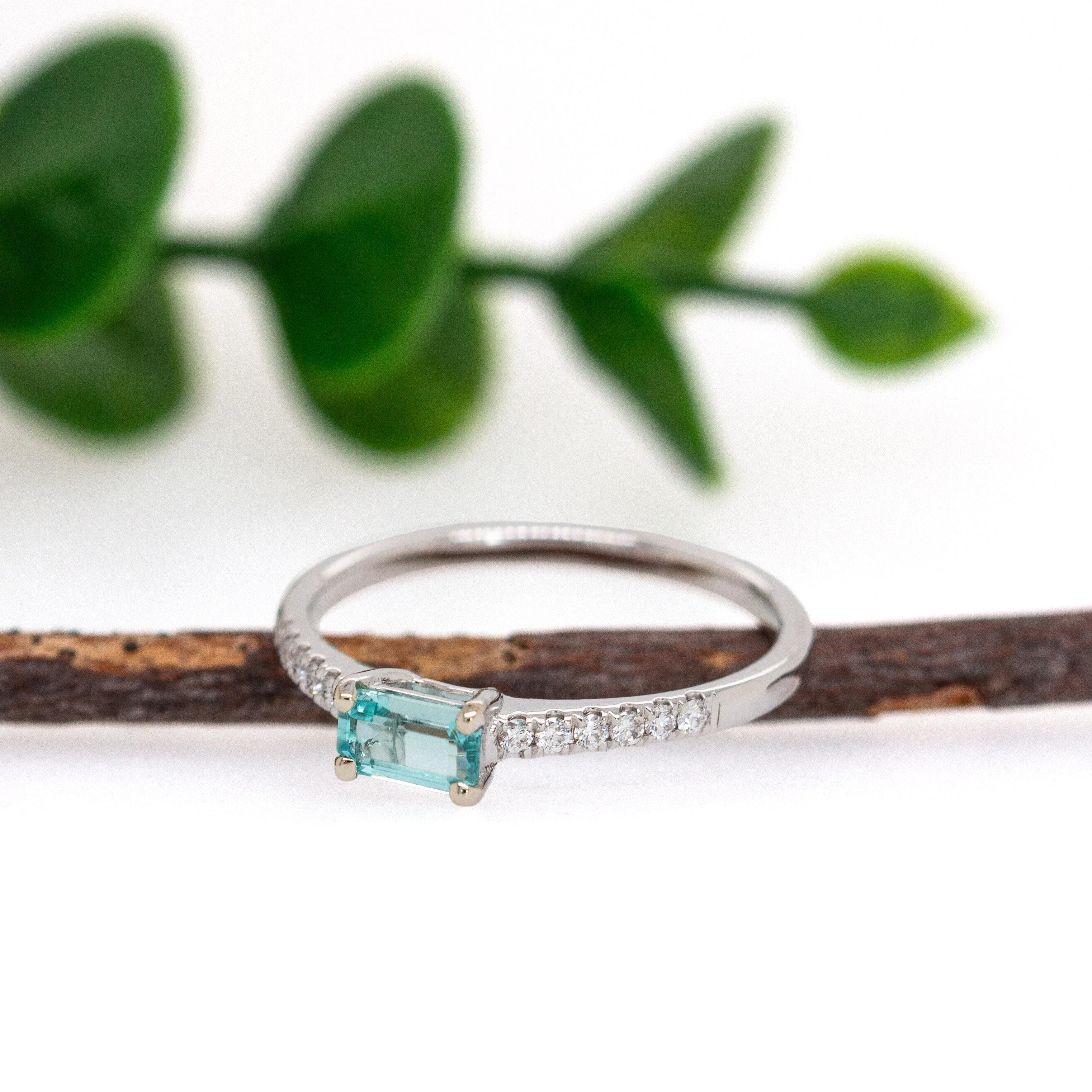 Taille émeraude Bague en or blanc 14 carats avec tourmaline Paraiba et pavé de diamants naturels en vente
