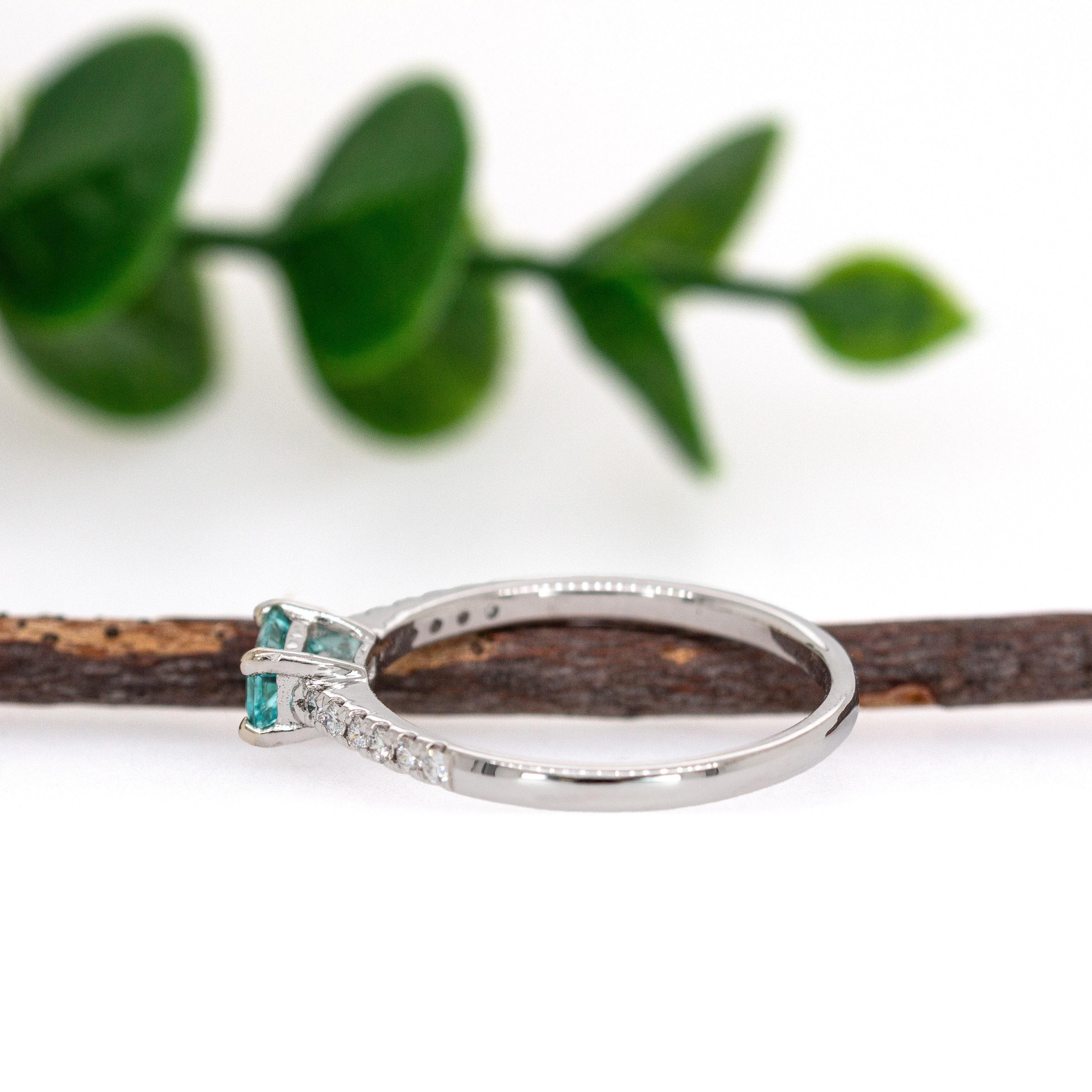 Bague en or blanc 14 carats avec tourmaline Paraiba et pavé de diamants naturels Neuf - En vente à Columbus, OH
