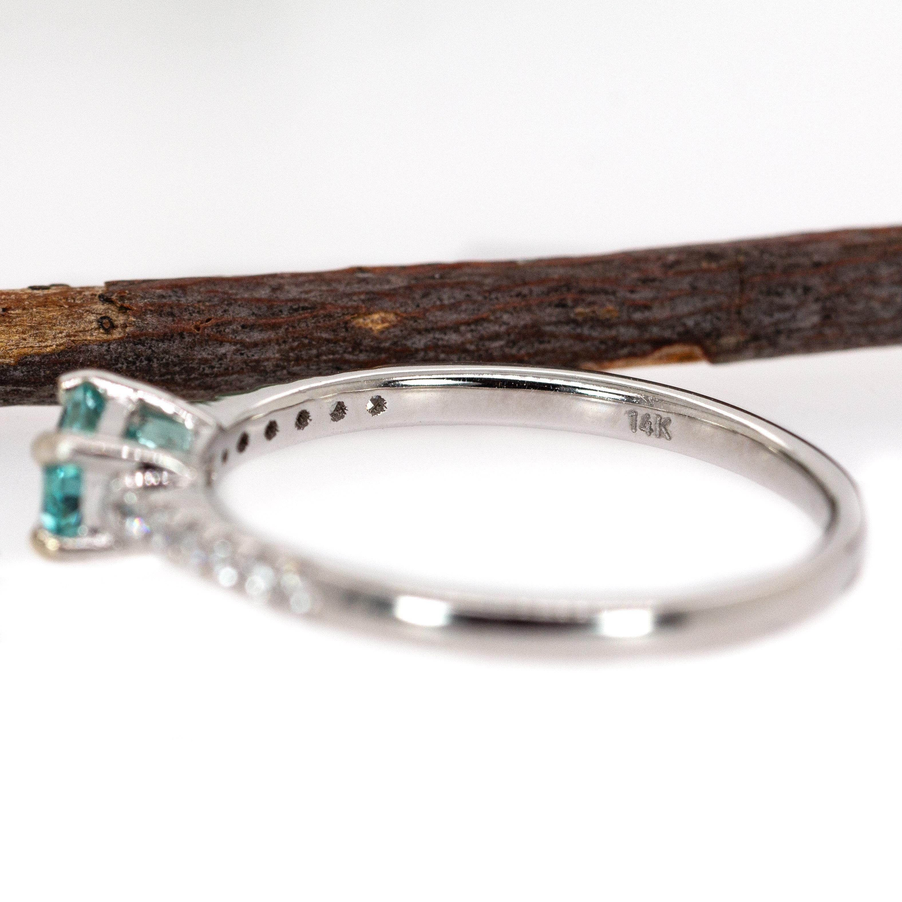 Bague en or blanc 14 carats avec tourmaline Paraiba et pavé de diamants naturels en vente 1