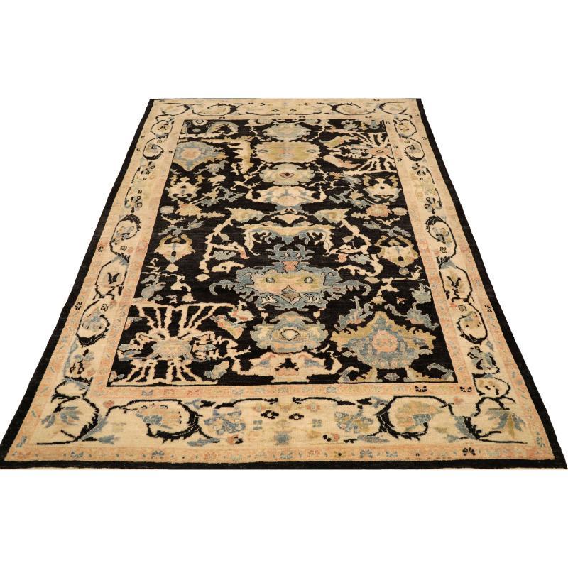 Entdecken Sie die Eleganz von Afghanistan Abadeh mit Teppichen von Circa 1990. Dieses exklusive Design aus Wolle und Schwarz-Elfenbein eignet sich perfekt, um Ihren Raum aufzuwerten.