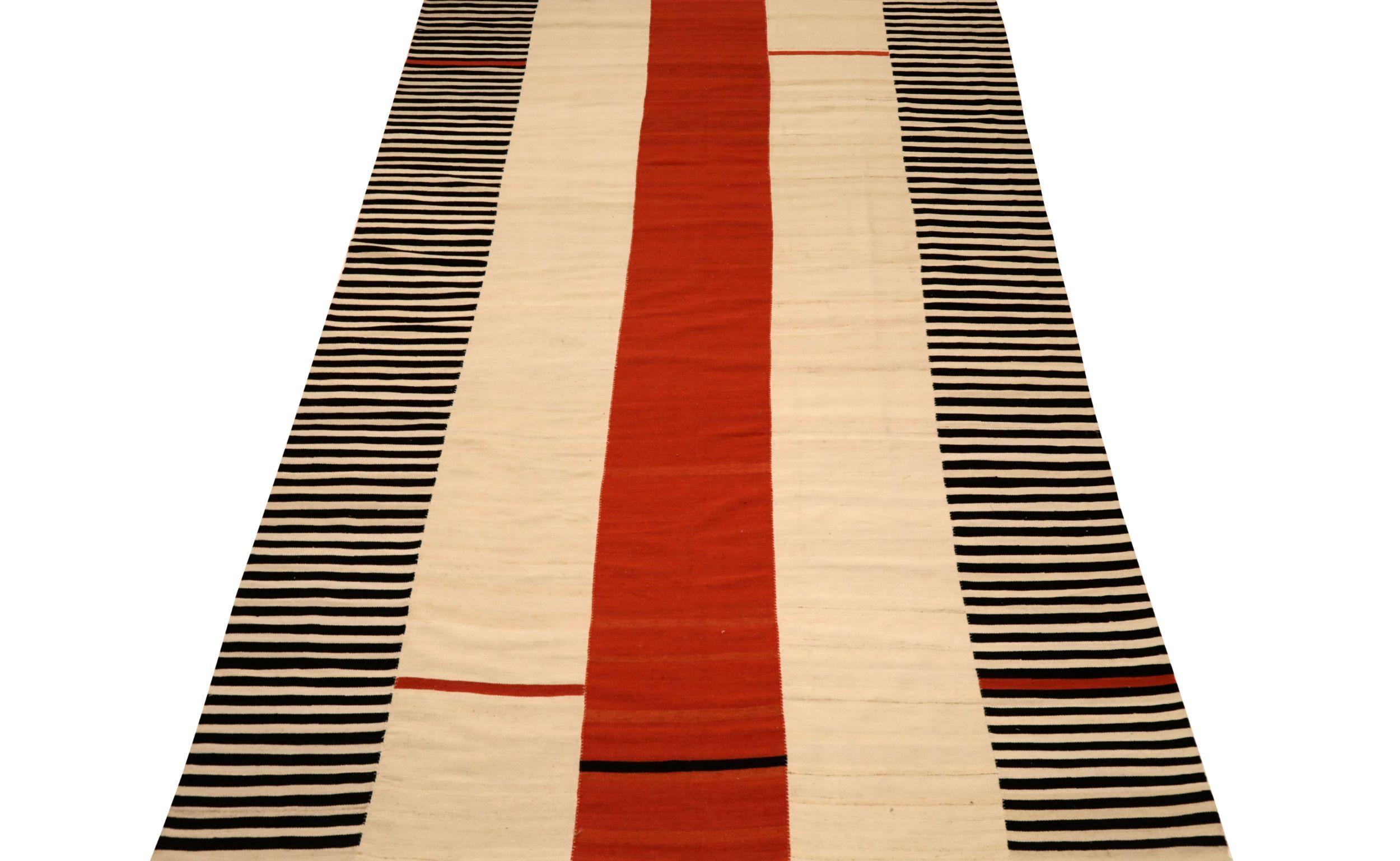 Découvrez l'élégance des tapis d'Afghanistan Abadeh de Circa 1990. Conçu avec de la laine et du Black/One, ce design exclusif est parfait pour mettre en valeur votre espace.
