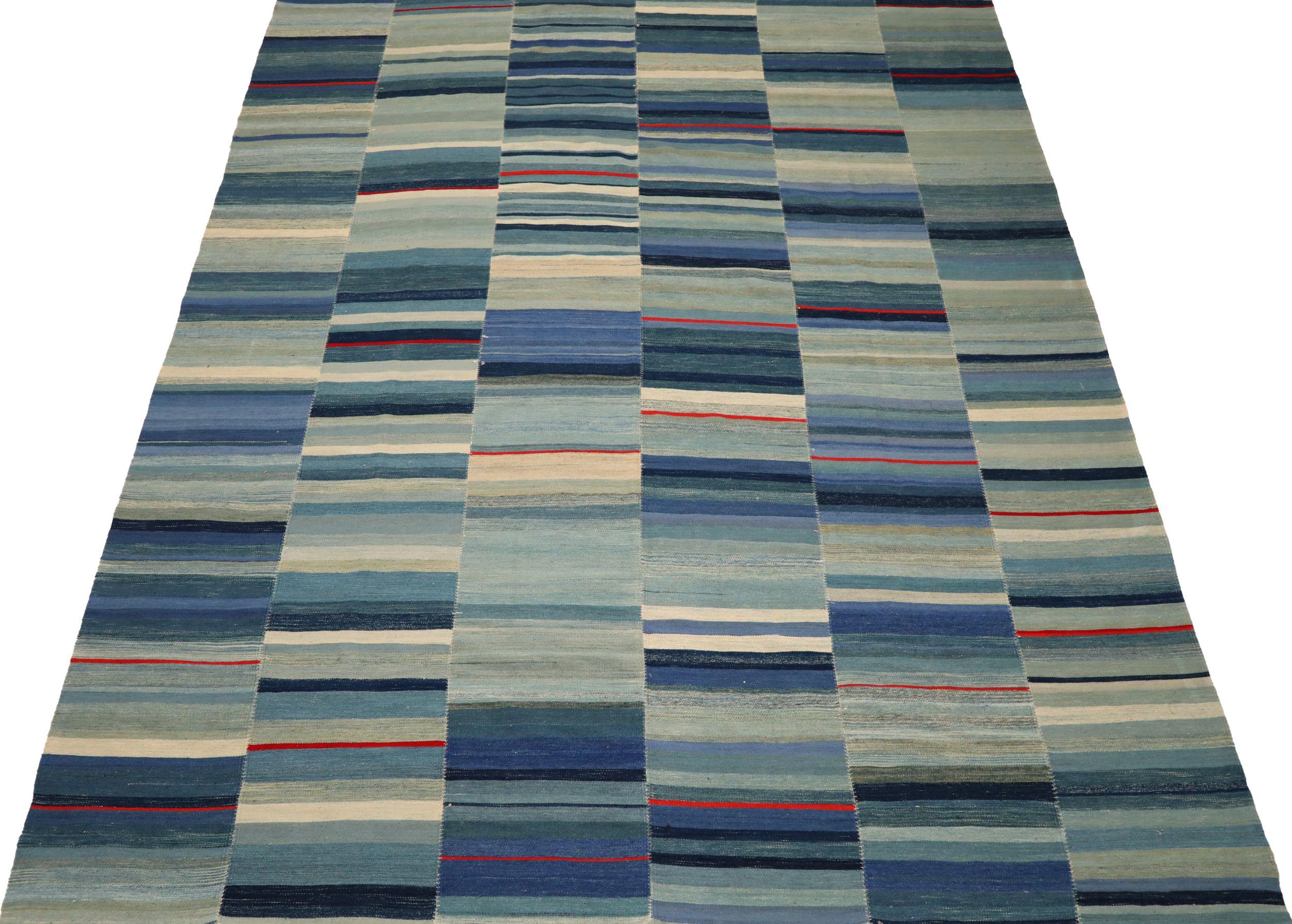 Descubre la elegancia de Afganistán Abadeh con las alfombras de área de Circa 1990. Diseñado con Lana y AzulMarfilRojo, este diseño exclusivo es perfecto para realzar tu espacio.