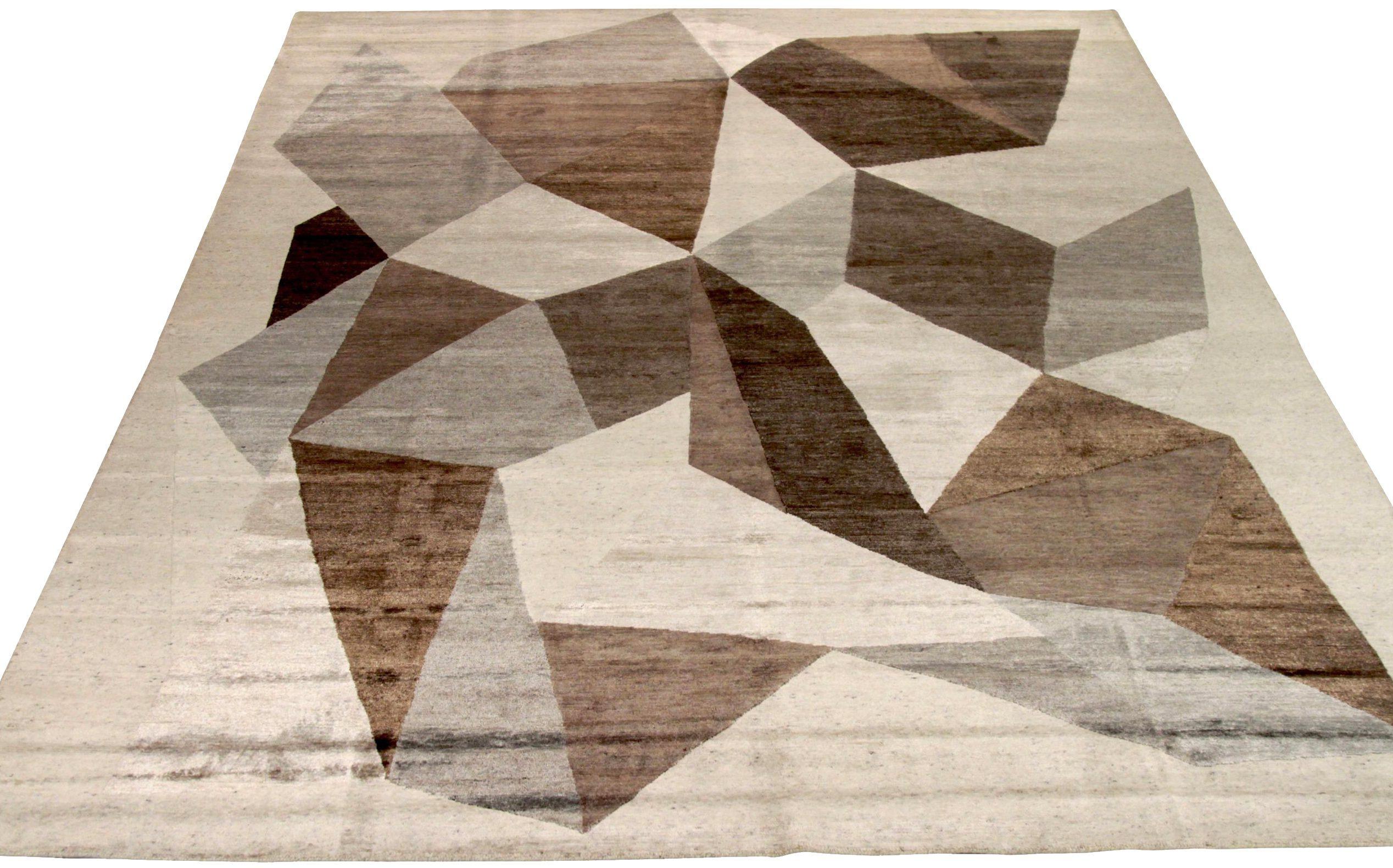 Entdecken Sie die Eleganz von Afghanistan Abadeh mit Teppichen von Circa 1990. Dieses exklusive Design aus Wolle und BraunGrauElfenbein ist perfekt, um Ihren Raum zu verschönern.