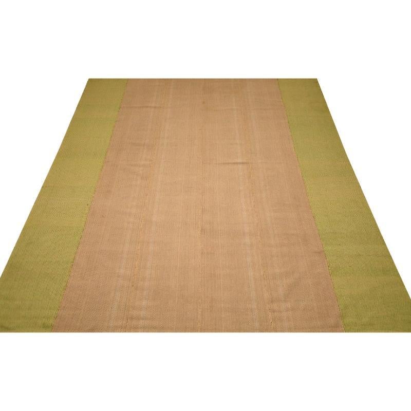 Découvrez l'élégance des tapis d'Afghanistan Abadeh de Circa 1990. Conçu avec de la laine et du BrownGreen, ce design exclusif est parfait pour mettre en valeur votre espace.
