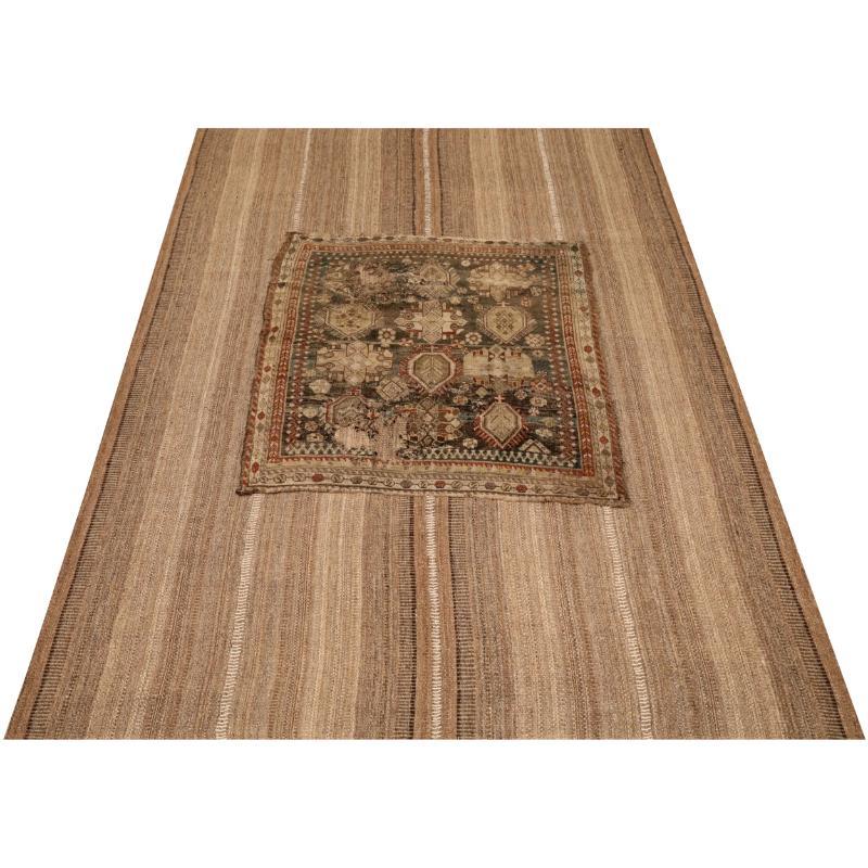 Scopri l'eleganza dell'Afghanistan Abadeh con i tappeti d'area CIRCA 1990. Progettato con Lana e Marrone-Taupe, questo design esclusivo è perfetto per valorizzare il tuo spazio.