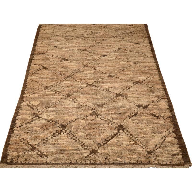 Entdecken Sie die Eleganz von Afghanistan Abadeh mit Teppichen von Circa 1990. Dieses exklusive Design aus Wolle und BrownTaupe ist perfekt, um Ihren Raum zu verschönern.